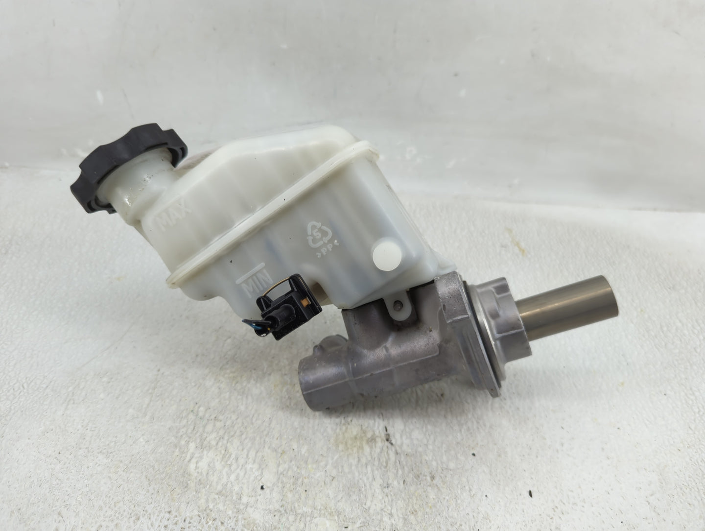 2011-2014 Hyundai Sonata Brake Master Cylinder 1277865 - Oemusedautoparts1.com