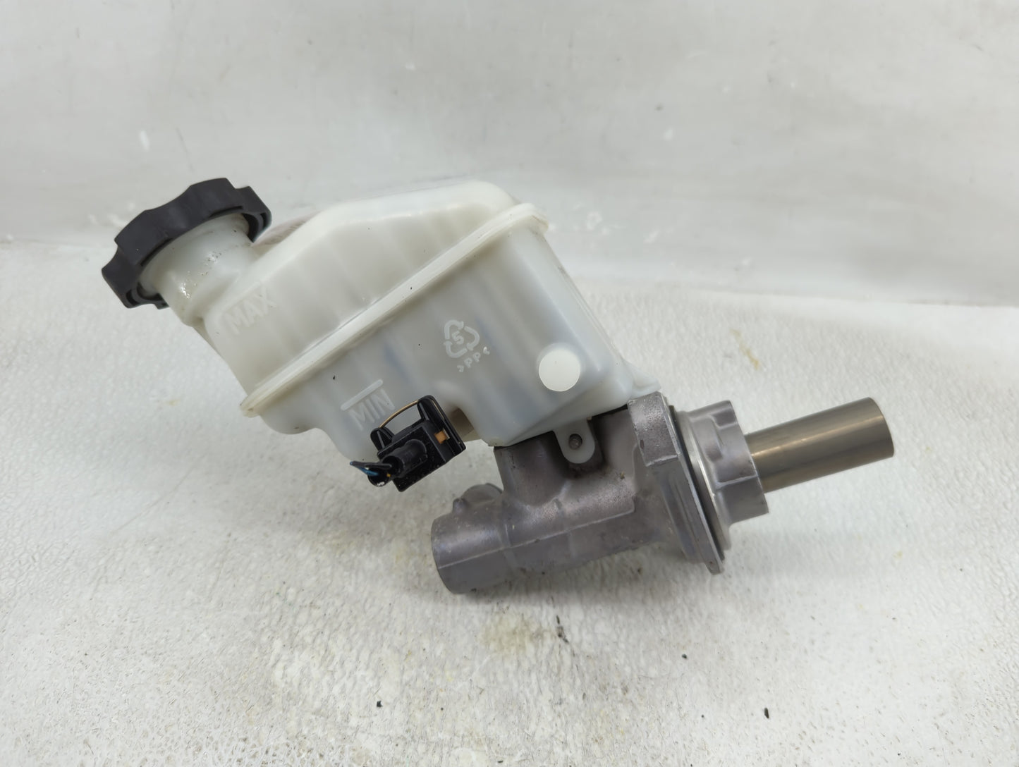 2011-2014 Hyundai Sonata Brake Master Cylinder 1277865 - Oemusedautoparts1.com