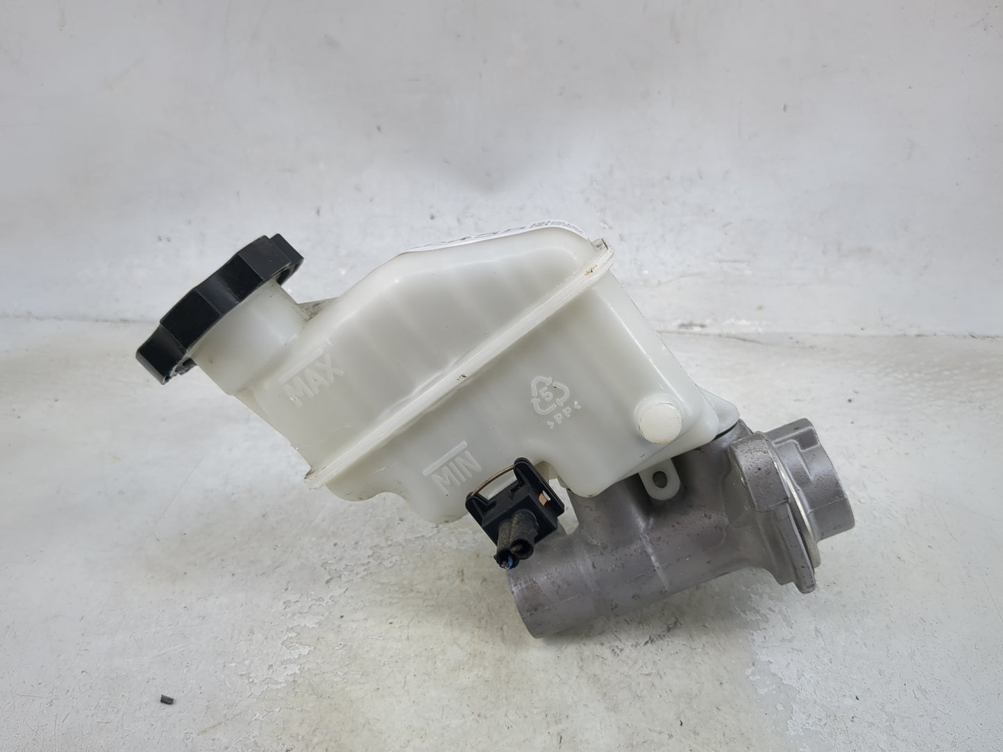 2011-2014 Hyundai Sonata Brake Master Cylinder 1492455 - Oemusedautoparts1.com