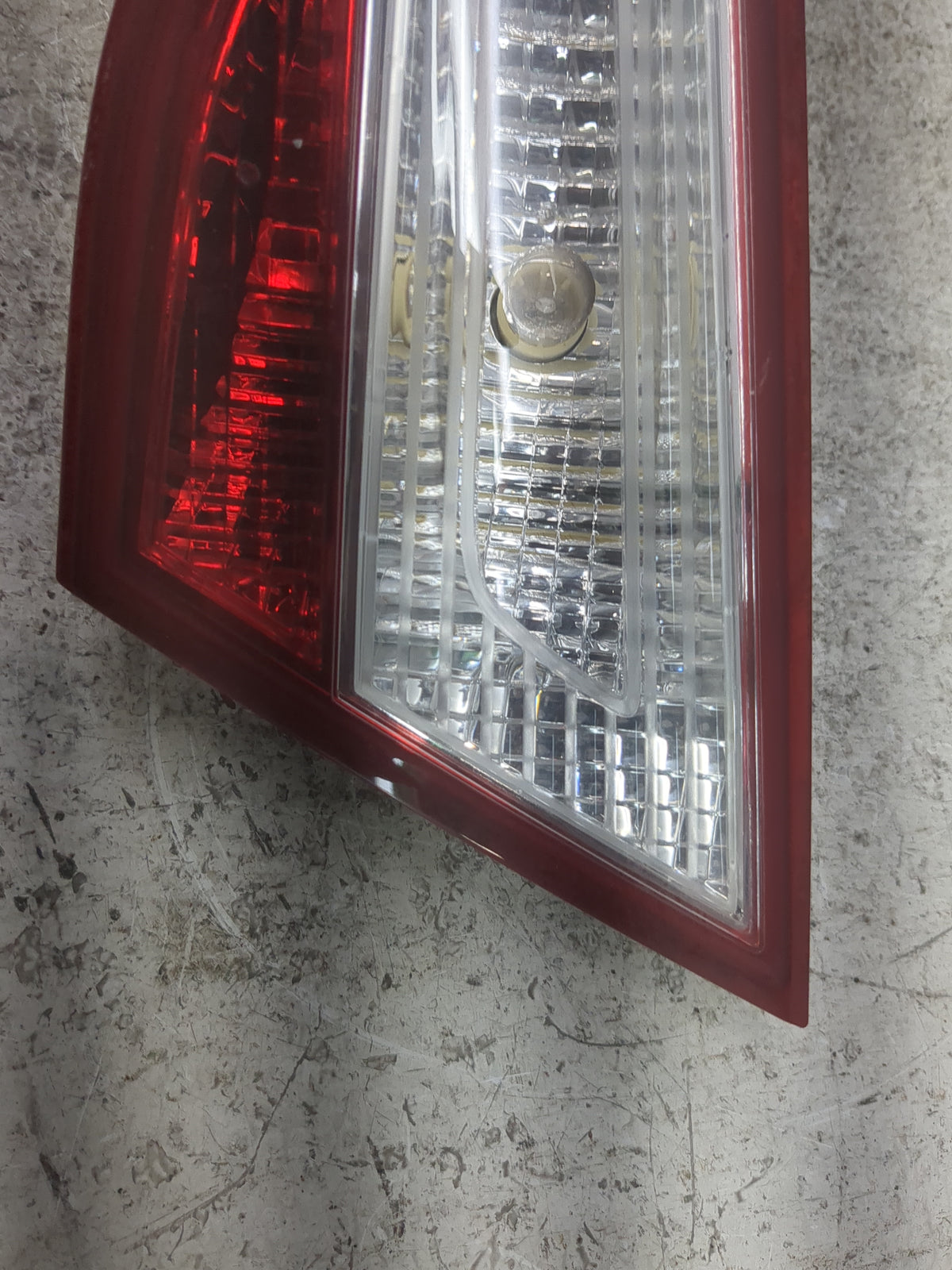 2011 Hyundai Sonata Passenger Right Side Deck Lid Mounted Tail Light 1501819 - Oemusedautoparts1.com