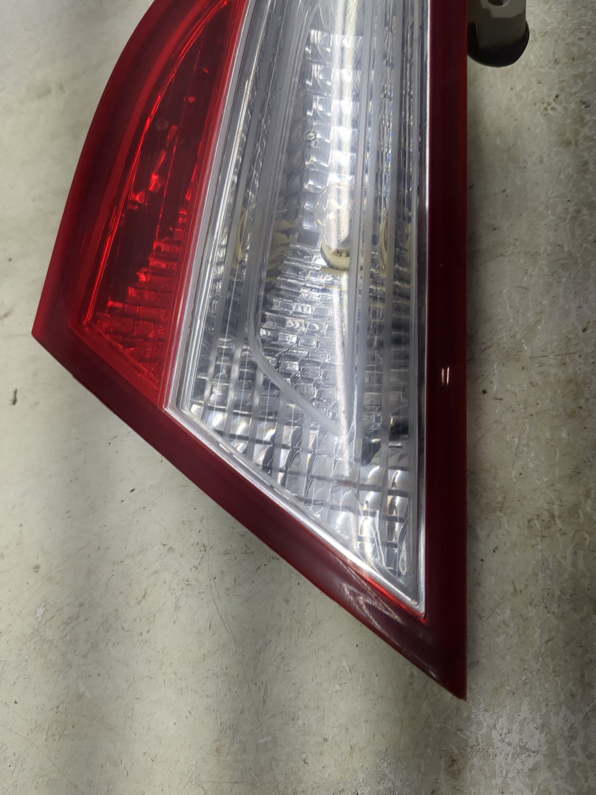 2011 Hyundai Sonata Passenger Right Side Deck Lid Mounted Tail Light 1512461 - Oemusedautoparts1.com