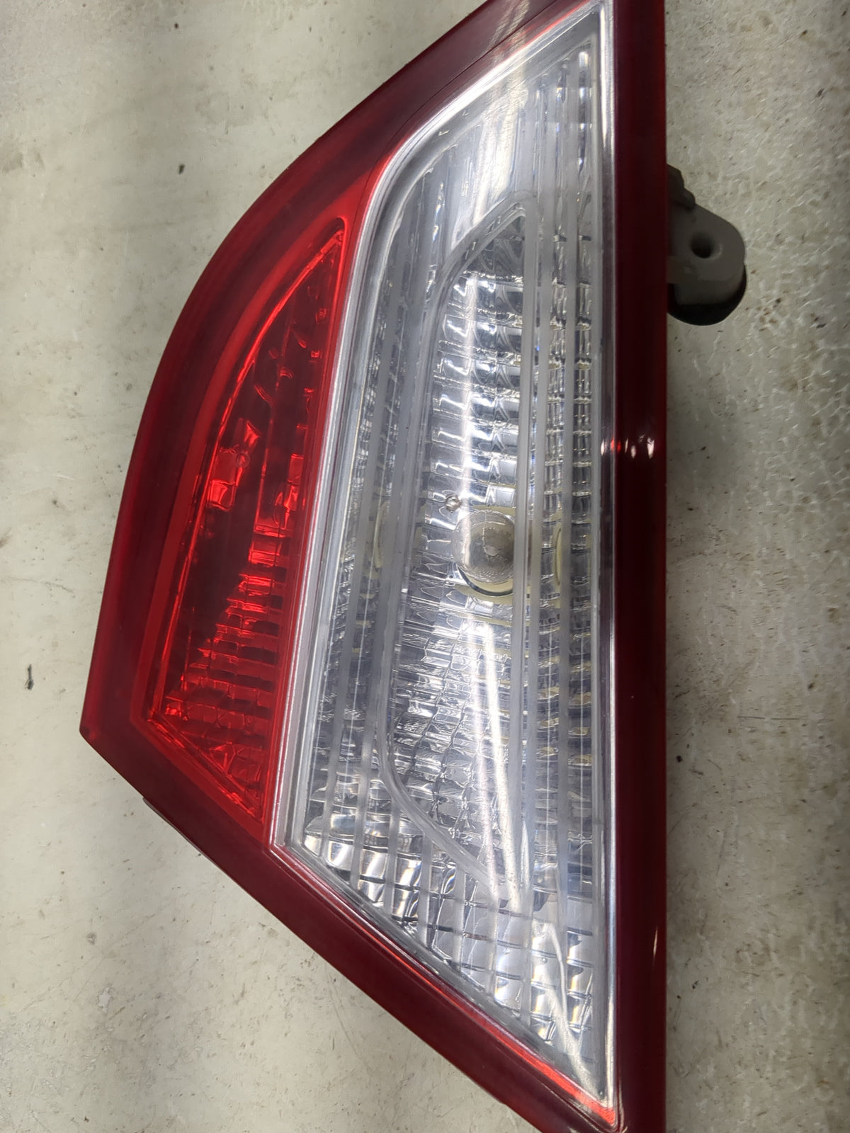 2011 Hyundai Sonata Passenger Right Side Deck Lid Mounted Tail Light 1512461 - Oemusedautoparts1.com
