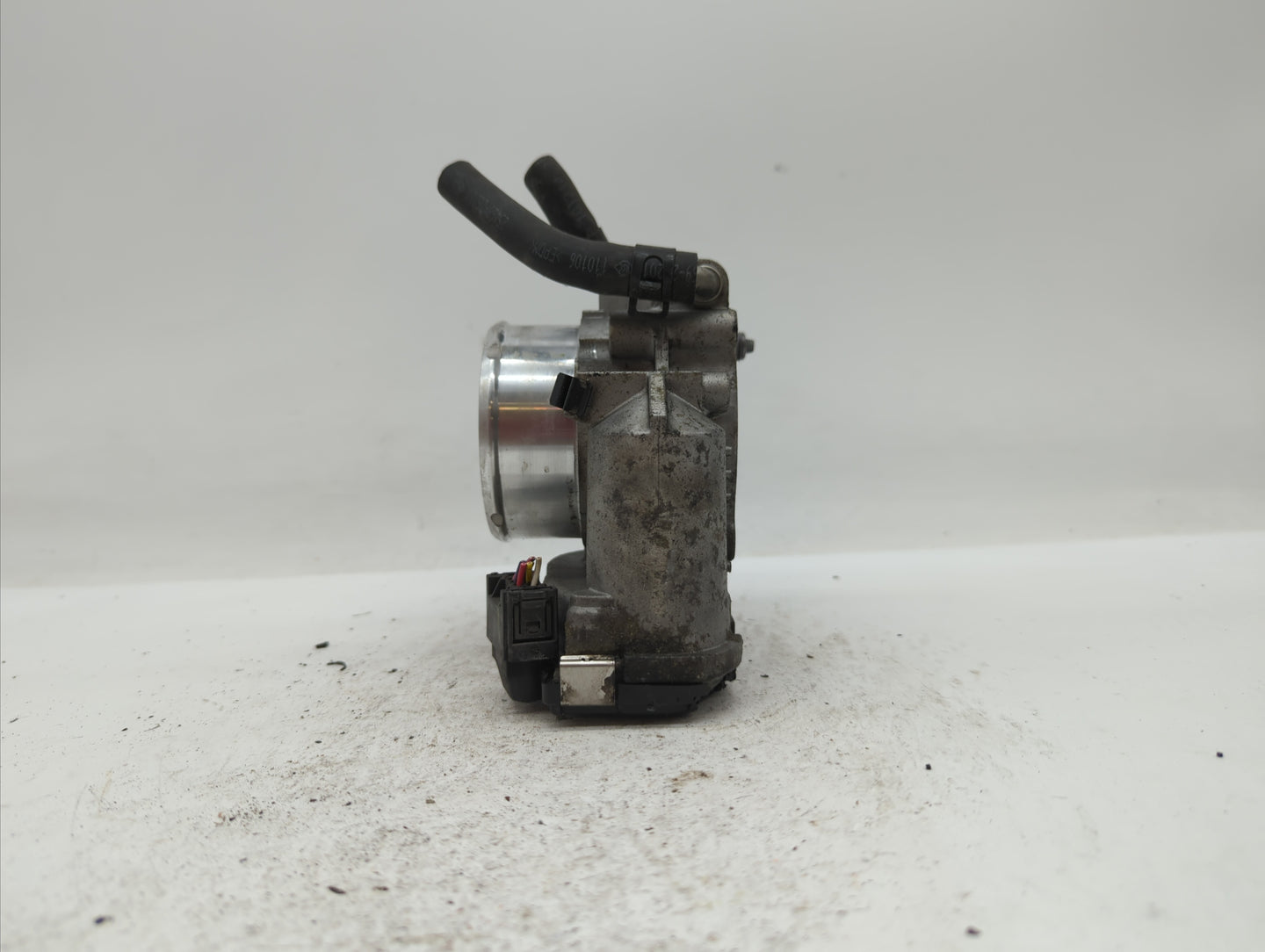 2011-2014 Hyundai Sonata Throttle Body P/N:35100-2G700 Fits Fits 2011 2012 2013 2014 2015 2016 OEM Used Auto Parts - Oemused