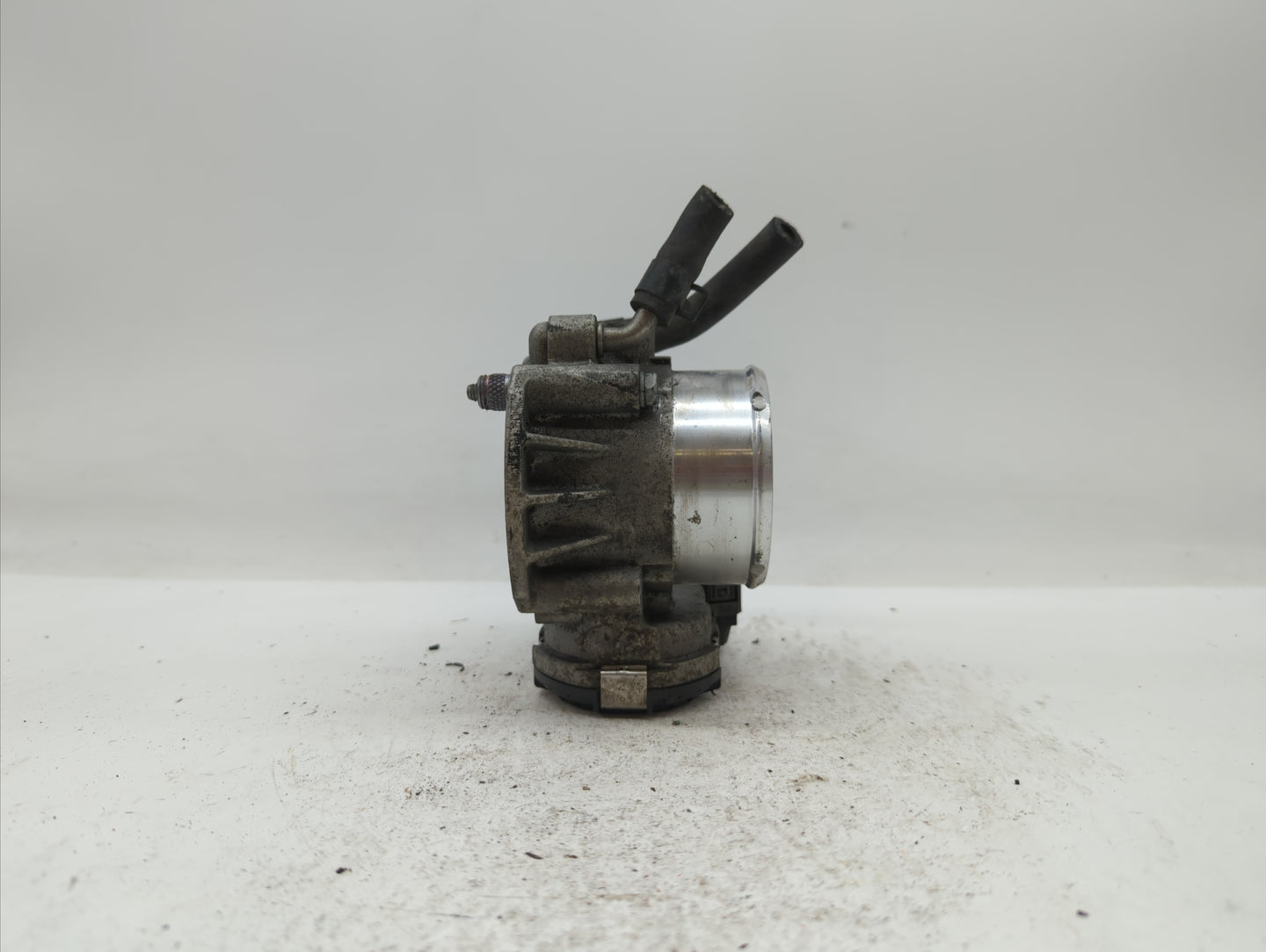 2011-2014 Hyundai Sonata Throttle Body P/N:35100-2G700 Fits Fits 2011 2012 2013 2014 2015 2016 OEM Used Auto Parts - Oemused