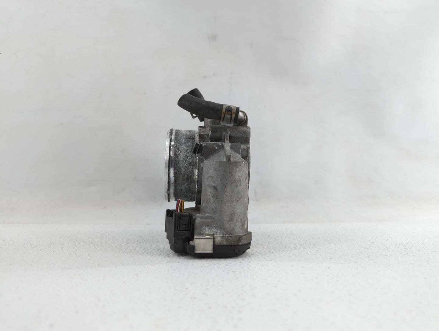 2011-2014 Hyundai Sonata Throttle Body P/N:35100-2G700 Fits Fits 2011 2012 2013 2014 2015 2016 OEM Used Auto Parts - Oemused