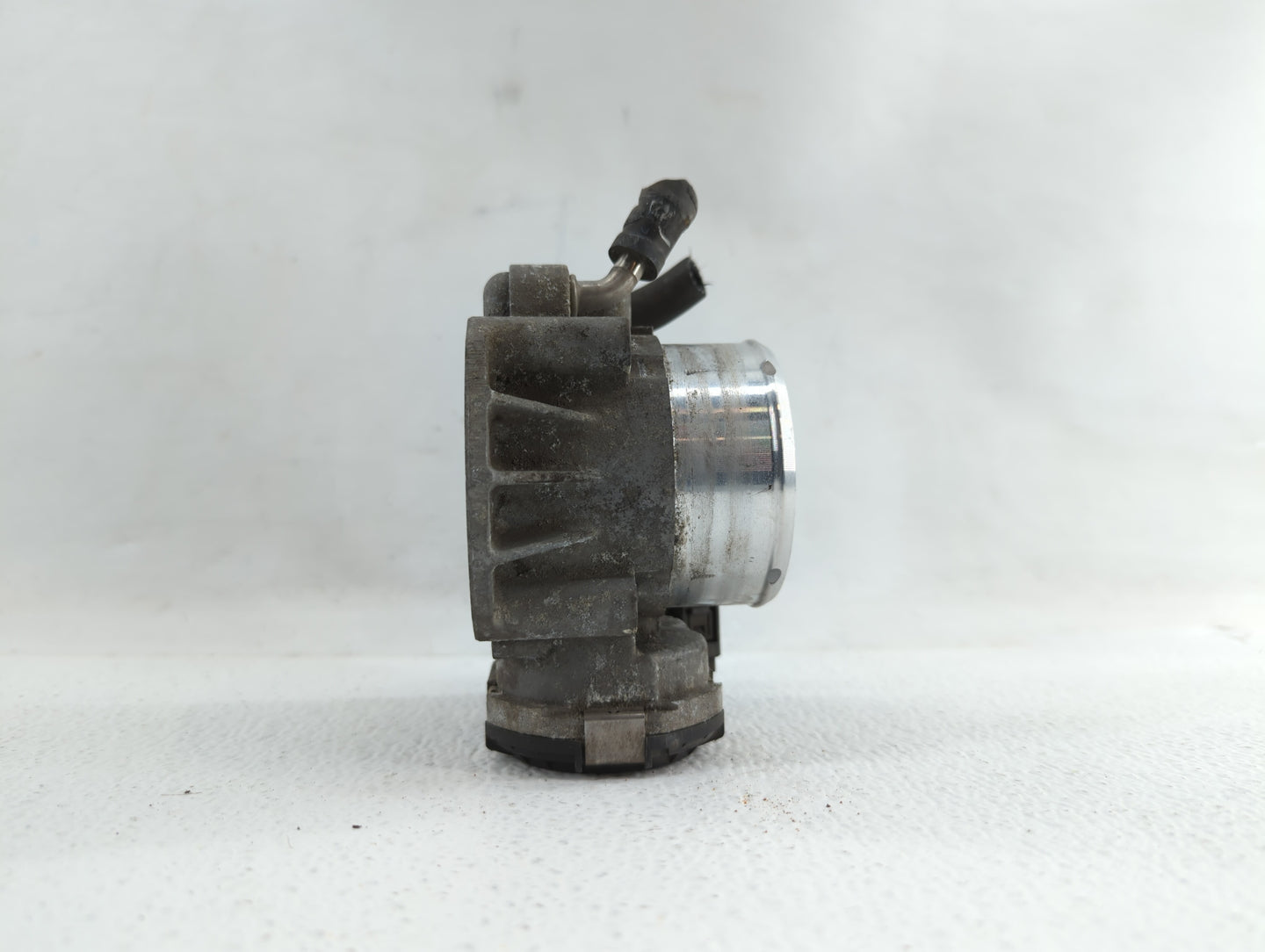 2011-2014 Hyundai Sonata Throttle Body P/N:35100-2G700 Fits Fits 2011 2012 2013 2014 2015 2016 OEM Used Auto Parts - Oemused
