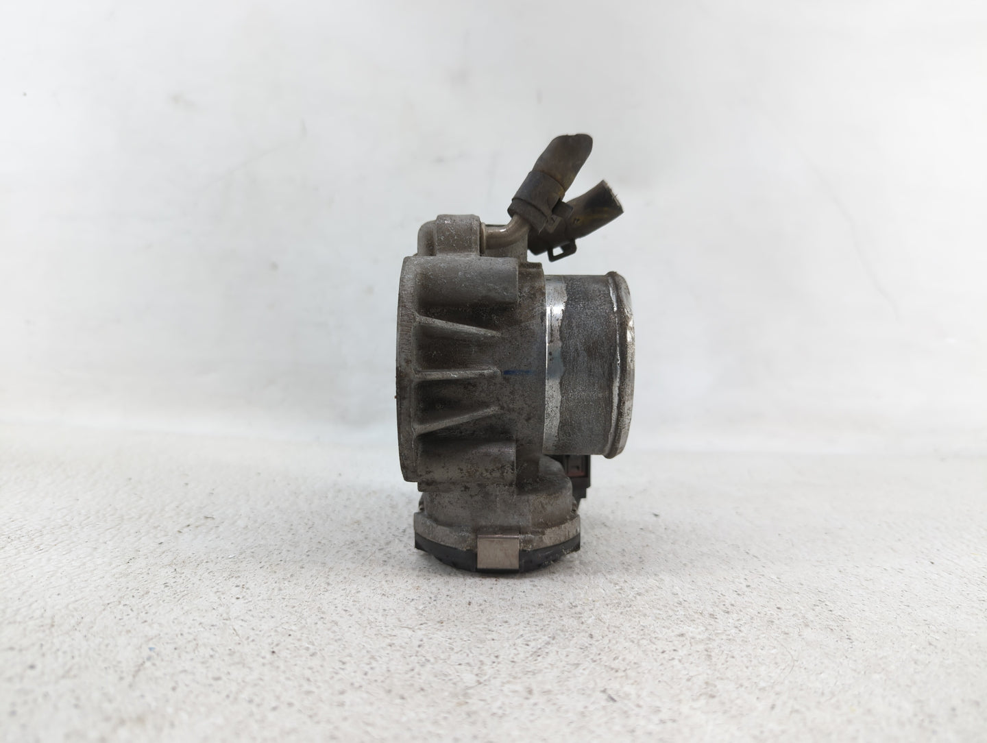 2011-2014 Hyundai Sonata Throttle Body P/N:35100-2G710 Fits Fits 2011 2012 2013 2014 2015 2016 OEM Used Auto Parts - Oemused