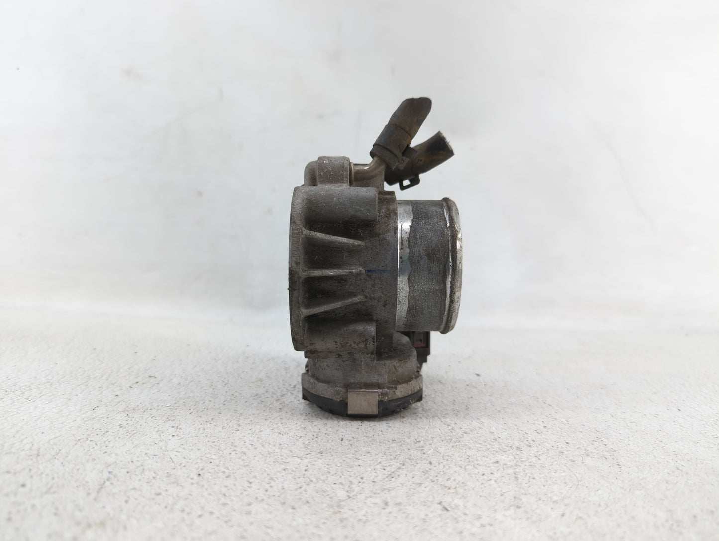 2011-2014 Hyundai Sonata Throttle Body P/N:35100-2G710 Fits Fits 2011 2012 2013 2014 2015 2016 OEM Used Auto Parts - Oemused