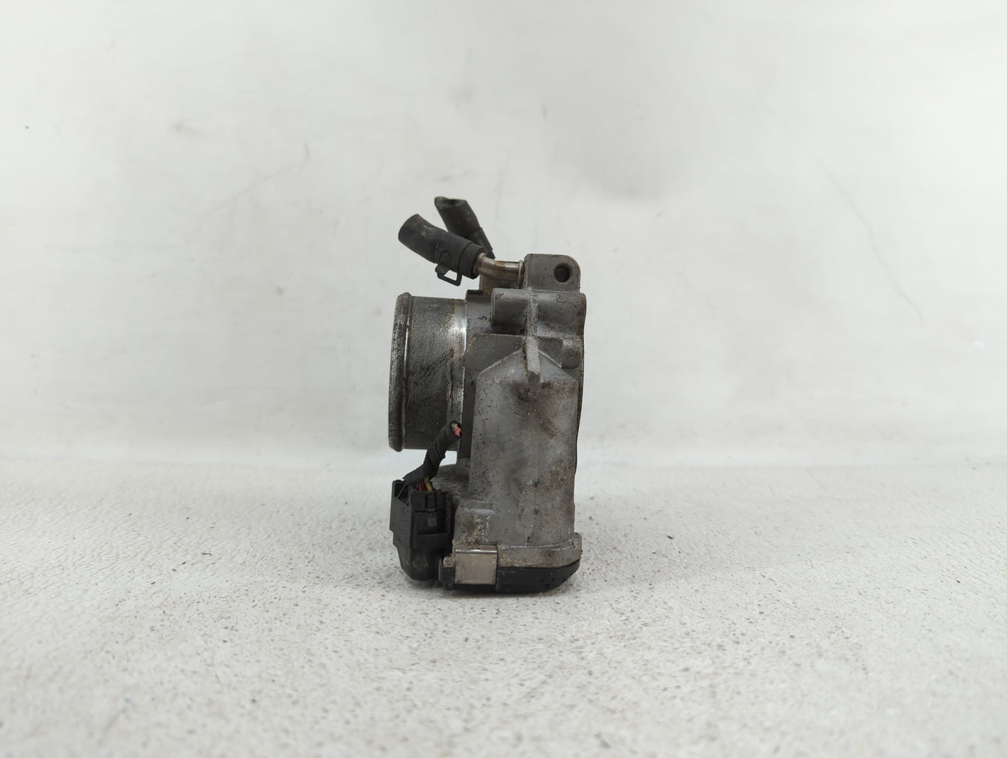 2011-2014 Hyundai Sonata Throttle Body P/N:35100-2G710 Fits Fits 2011 2012 2013 2014 2015 2016 OEM Used Auto Parts - Oemused