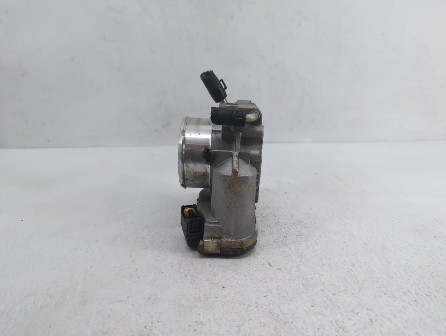 2011-2014 Hyundai Sonata Throttle Body P/N:35100-2G700 Fits Fits 2011 2012 2013 2014 2015 2016 OEM Used Auto Parts - Oemused