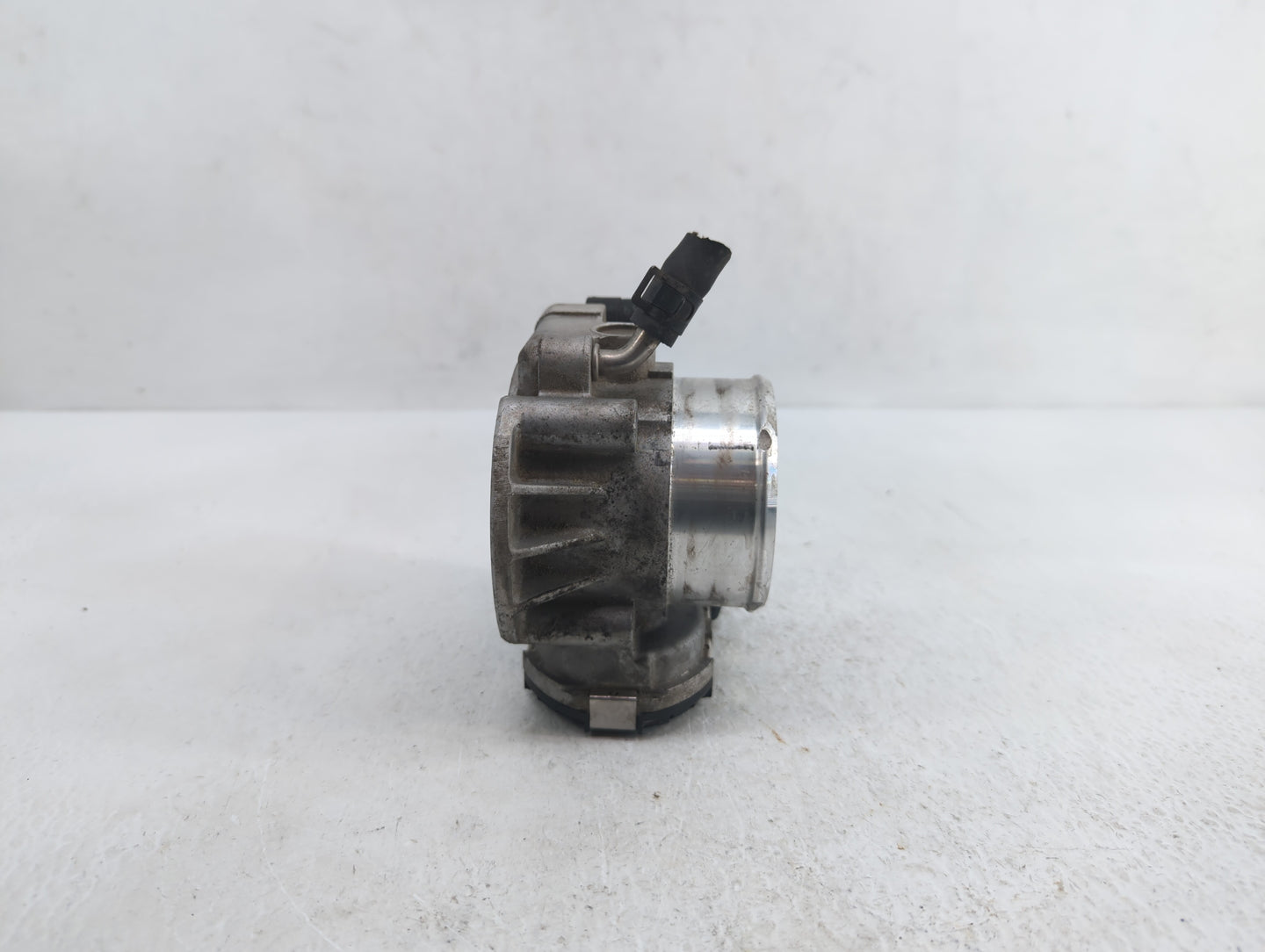 2011-2014 Hyundai Sonata Throttle Body P/N:35100-2G700 Fits Fits 2011 2012 2013 2014 2015 2016 OEM Used Auto Parts - Oemused