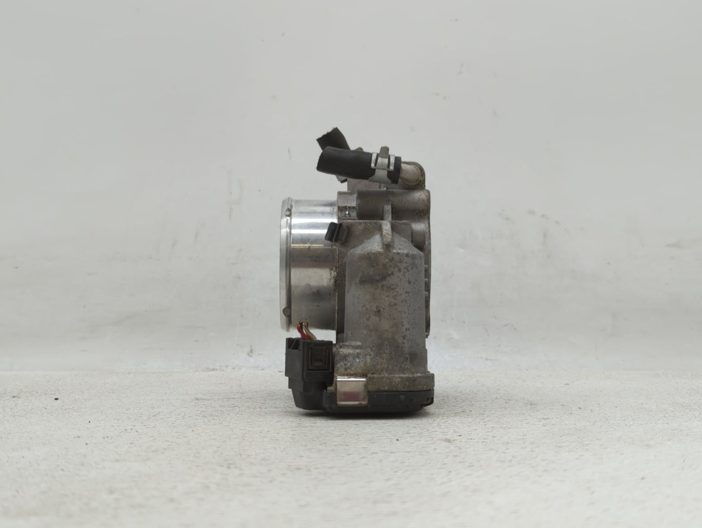 2011-2014 Hyundai Sonata Throttle Body P/N:35100-2G700 Fits Fits 2011 2012 2013 2014 2015 2016 OEM Used Auto Parts - Oemused