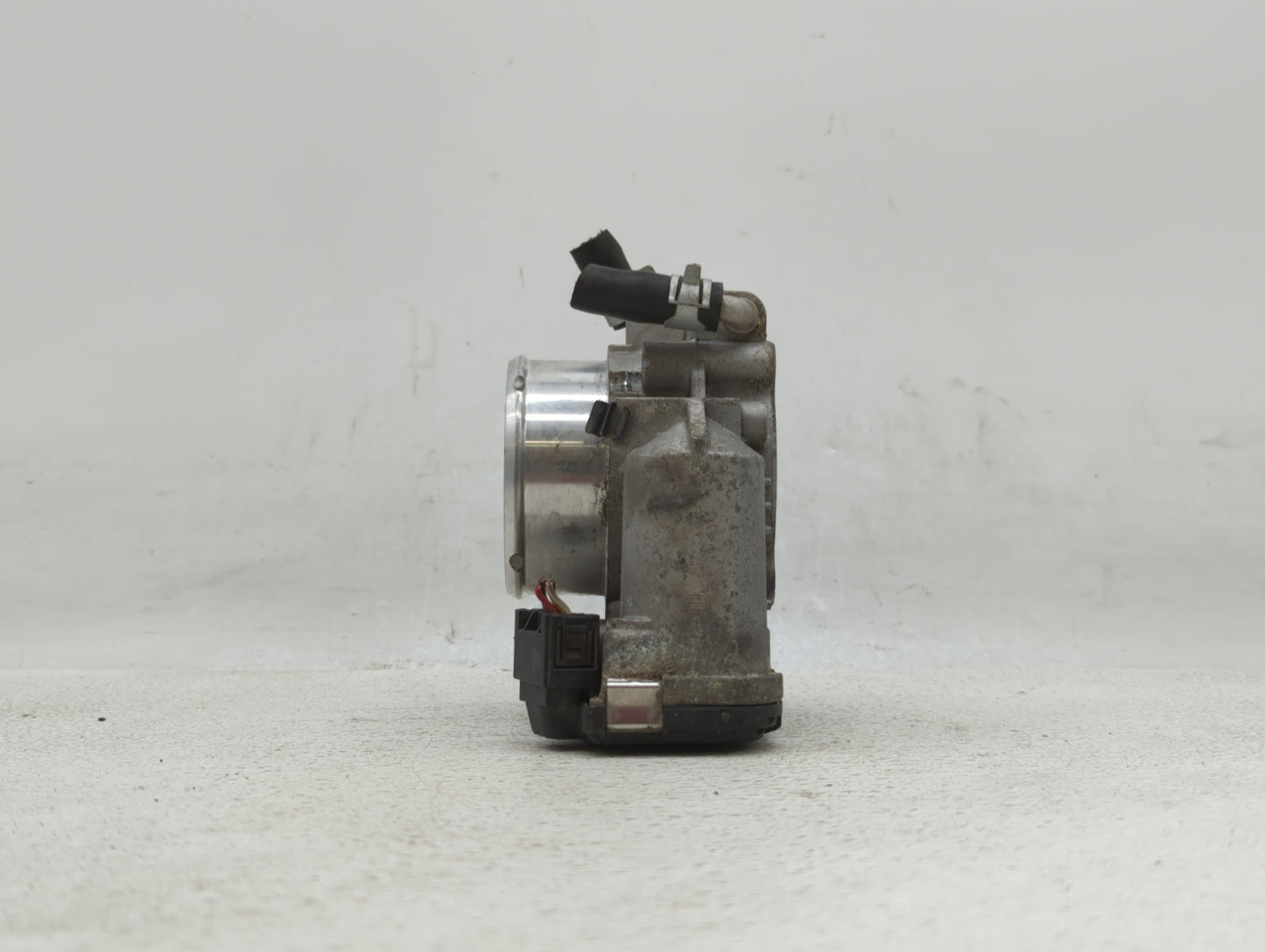 2011-2014 Hyundai Sonata Throttle Body P/N:35100-2G700 Fits Fits 2011 2012 2013 2014 2015 2016 OEM Used Auto Parts - Oemused