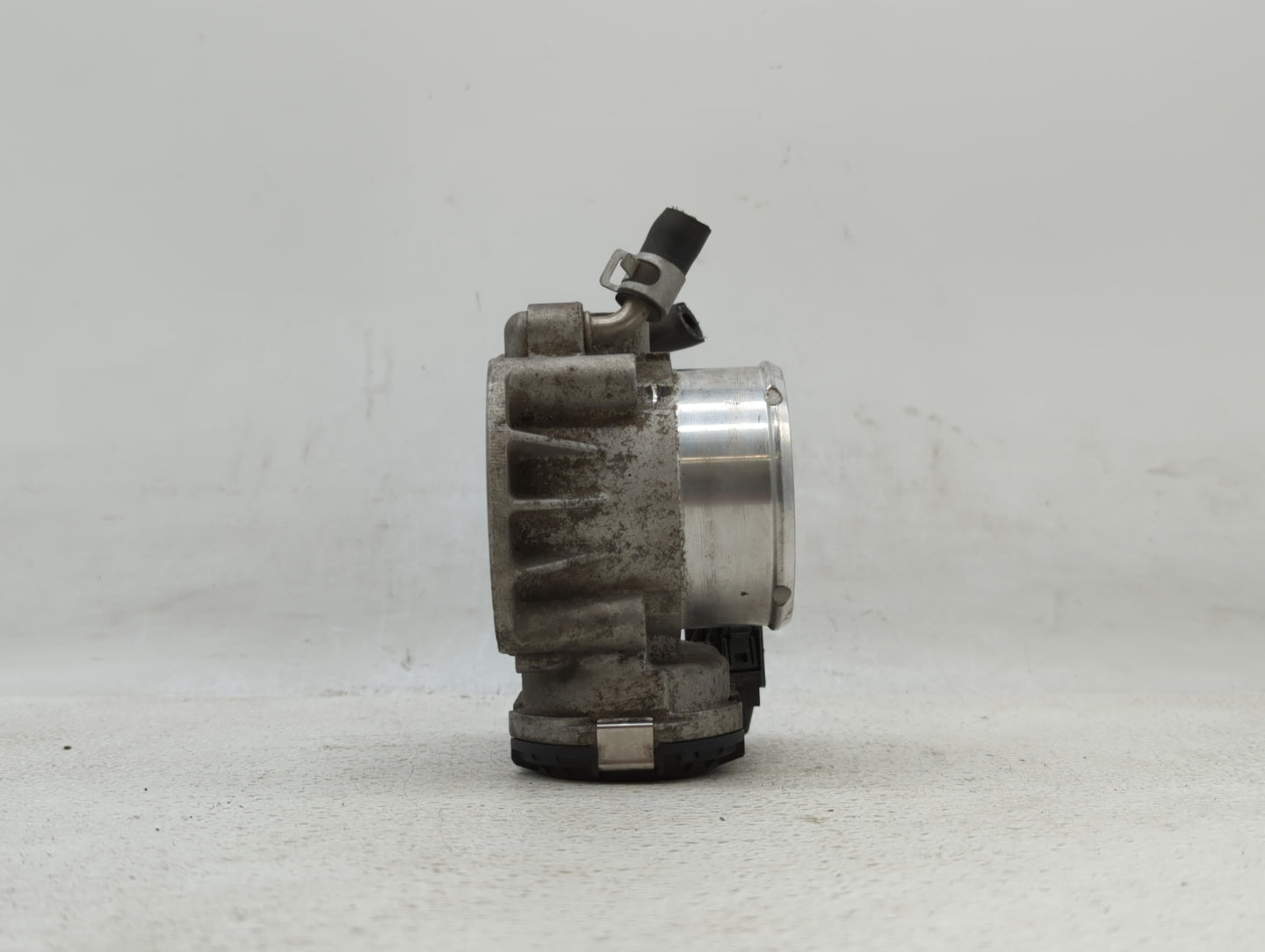 2011-2014 Hyundai Sonata Throttle Body P/N:35100-2G700 Fits Fits 2011 2012 2013 2014 2015 2016 OEM Used Auto Parts - Oemused