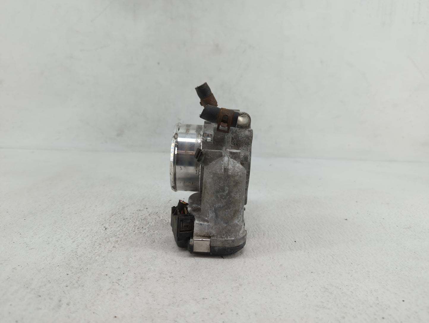 2011-2014 Hyundai Sonata Throttle Body P/N:35100-2G700 Fits Fits 2011 2012 2013 2014 2015 2016 OEM Used Auto Parts - Oemused