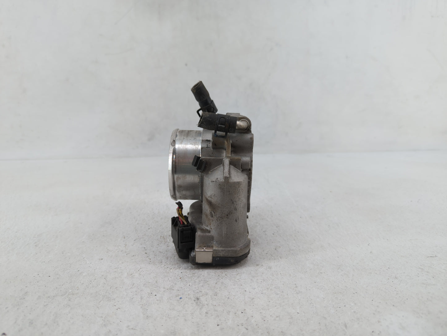 2011-2014 Hyundai Sonata Throttle Body P/N:35100-2G700 Fits Fits 2011 2012 2013 2014 2015 2016 OEM Used Auto Parts - Oemused