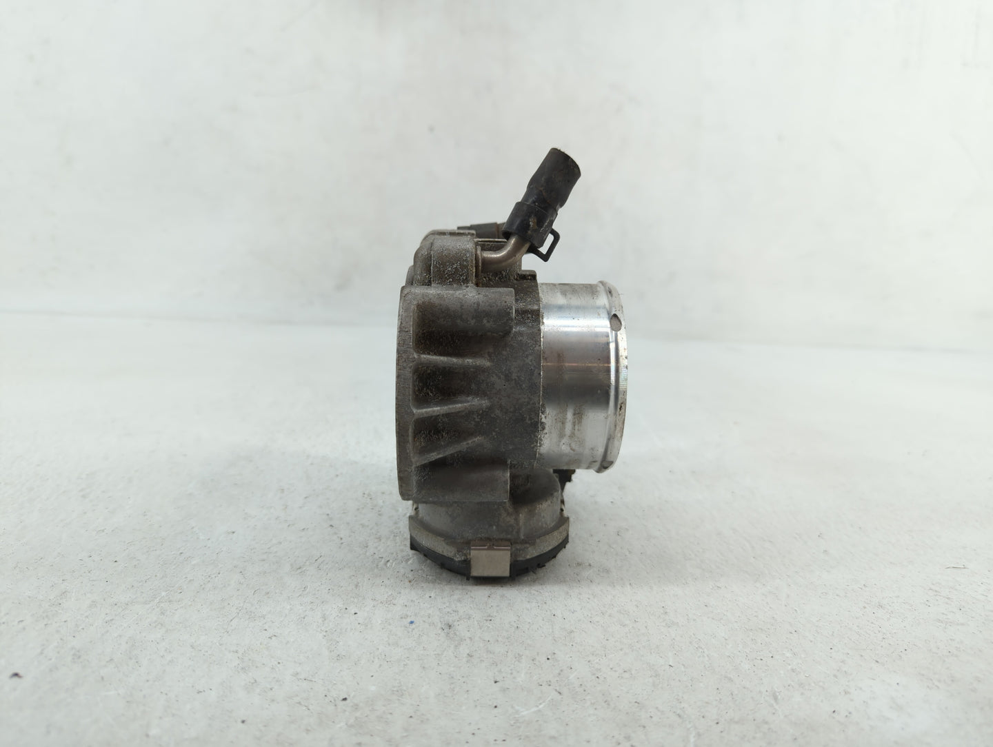 2011-2014 Hyundai Sonata Throttle Body P/N:35100-2G700 Fits Fits 2011 2012 2013 2014 2015 2016 OEM Used Auto Parts - Oemused
