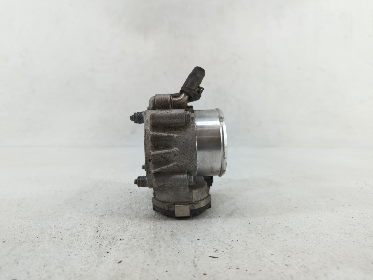 2011-2014 Hyundai Sonata Throttle Body P/N:35100-2G700 Fits Fits 2011 2012 2013 2014 2015 2016 OEM Used Auto Parts - Oemused