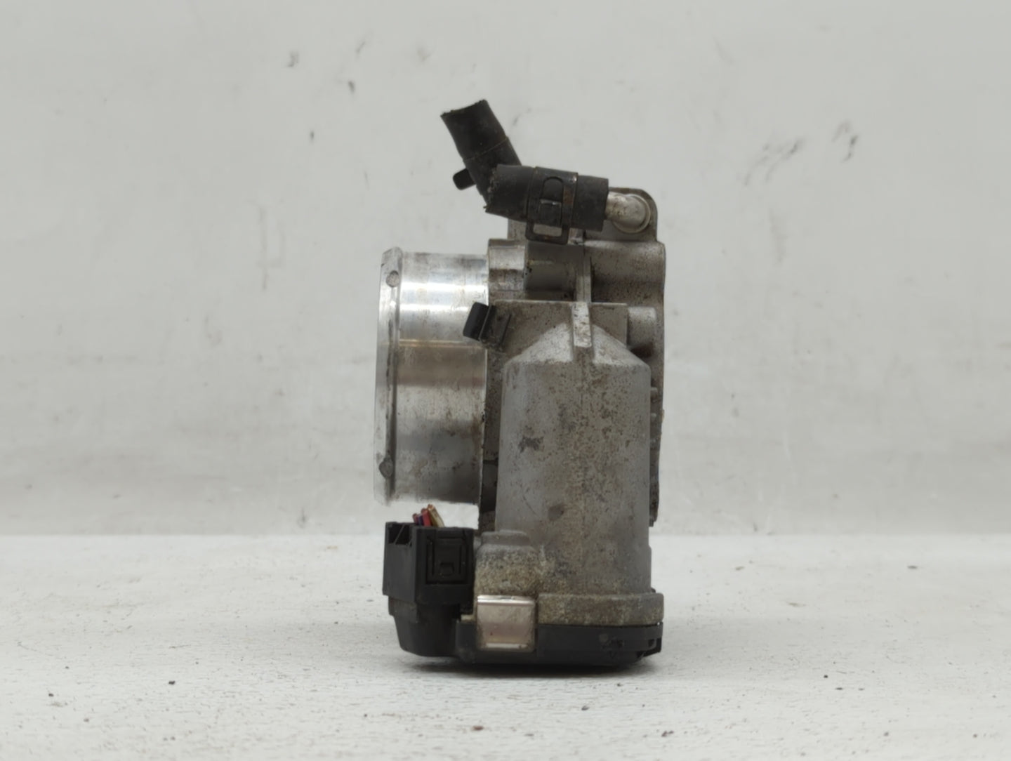 2011-2014 Hyundai Sonata Throttle Body P/N:35100-2G700 Fits Fits 2011 2012 2013 2014 2015 2016 OEM Used Auto Parts - Oemused