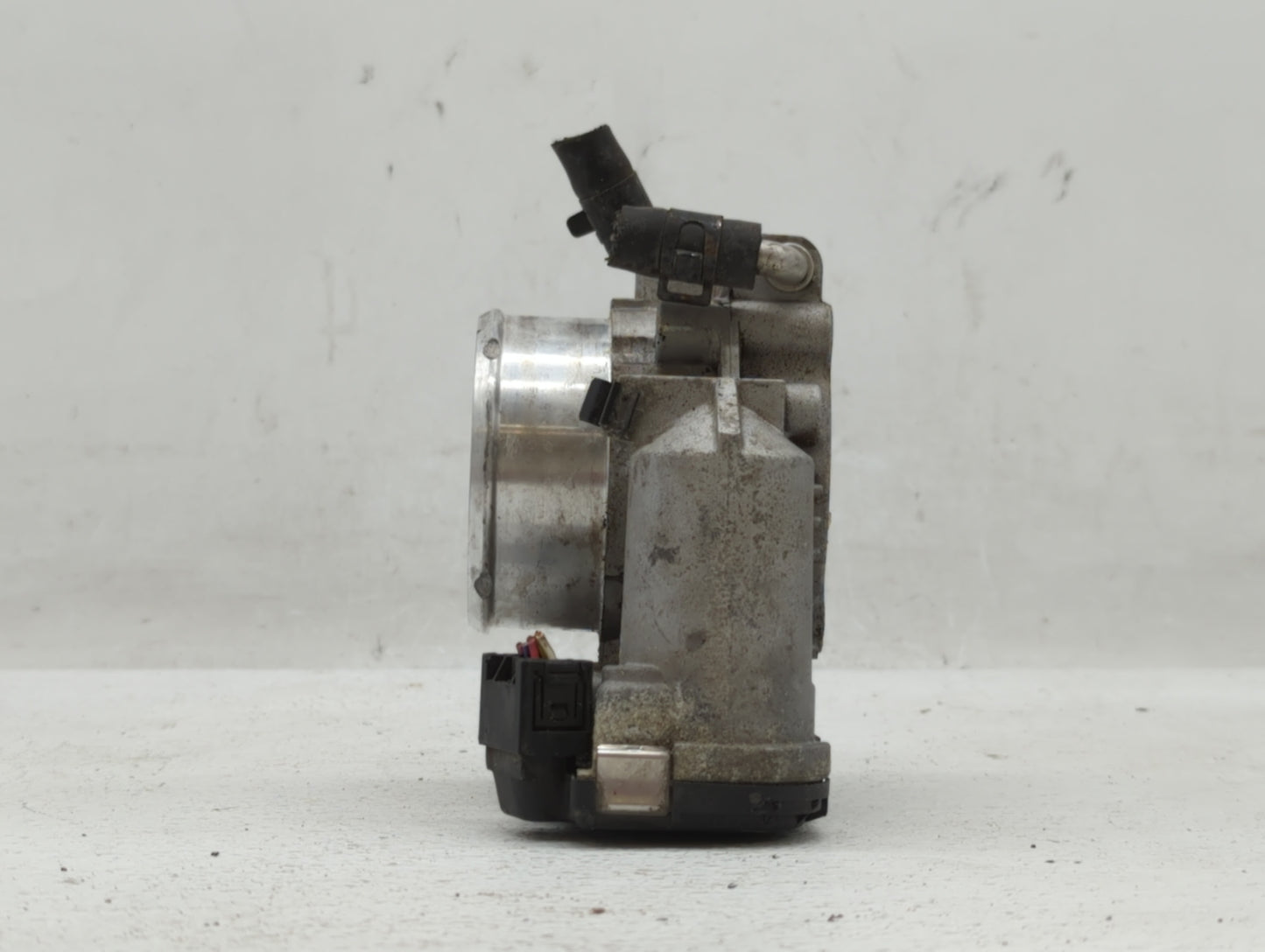 2011-2014 Hyundai Sonata Throttle Body P/N:35100-2G700 Fits Fits 2011 2012 2013 2014 2015 2016 OEM Used Auto Parts - Oemused