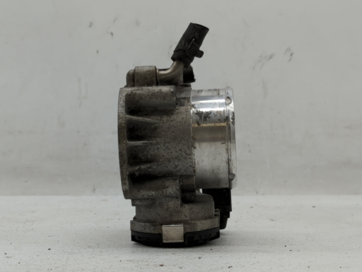 2011-2014 Hyundai Sonata Throttle Body P/N:35100-2G700 Fits Fits 2011 2012 2013 2014 2015 2016 OEM Used Auto Parts - Oemused