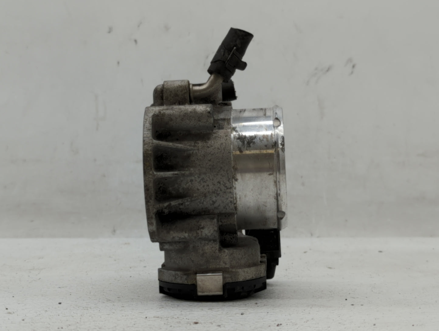 2011-2014 Hyundai Sonata Throttle Body P/N:35100-2G700 Fits Fits 2011 2012 2013 2014 2015 2016 OEM Used Auto Parts - Oemused