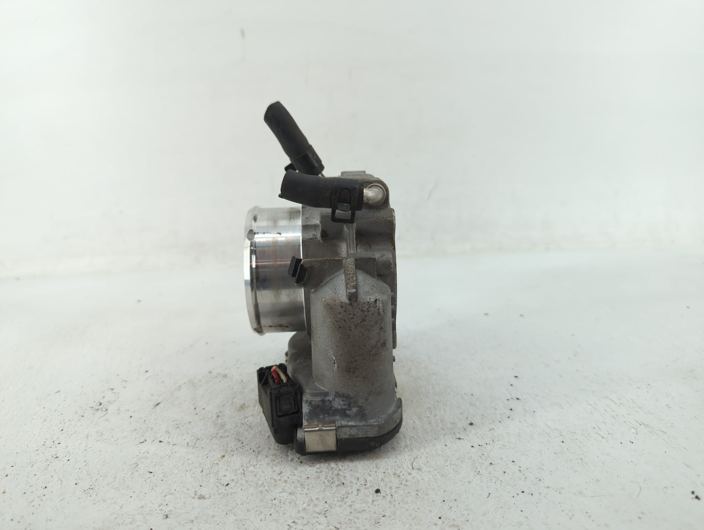 2011-2014 Hyundai Sonata Throttle Body P/N:35100-2G700 Fits Fits 2011 2012 2013 2014 2015 2016 OEM Used Auto Parts - Oemused