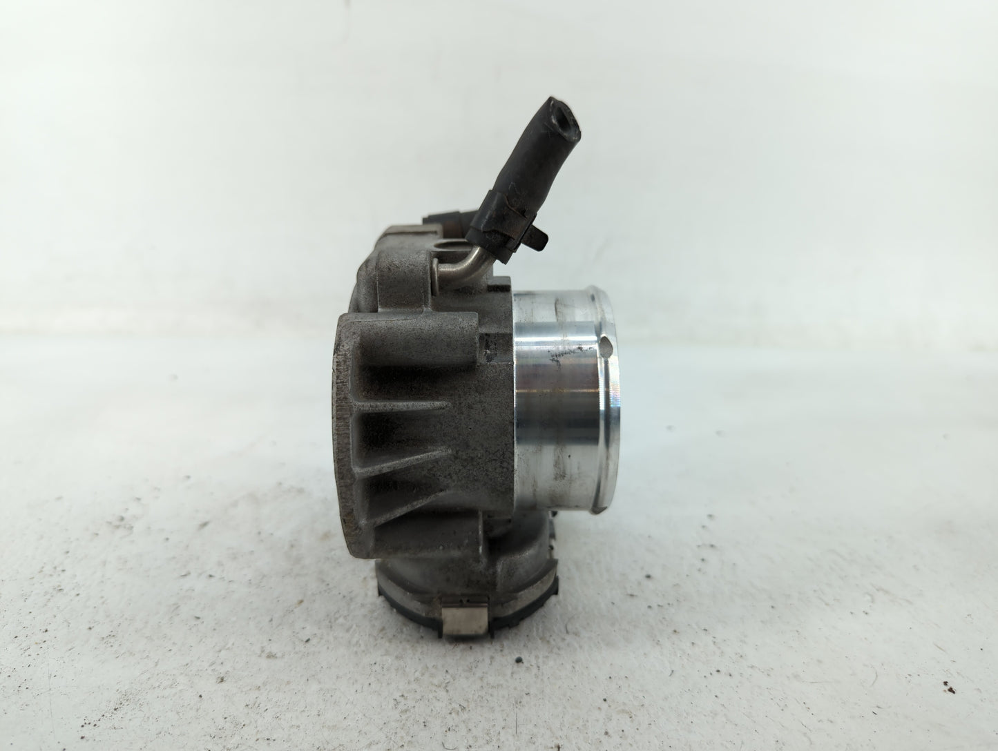2011-2014 Hyundai Sonata Throttle Body P/N:35100-2G700 Fits Fits 2011 2012 2013 2014 2015 2016 OEM Used Auto Parts - Oemused