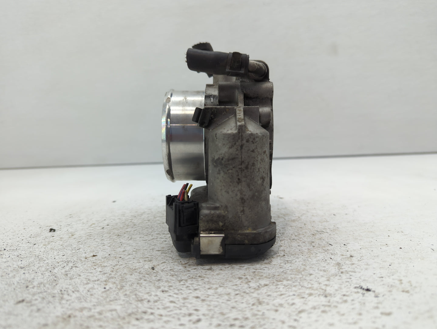 2011-2014 Hyundai Sonata Throttle Body P/N:35100-2G700 Fits Fits 2011 2012 2013 2014 2015 2016 OEM Used Auto Parts - Oemused