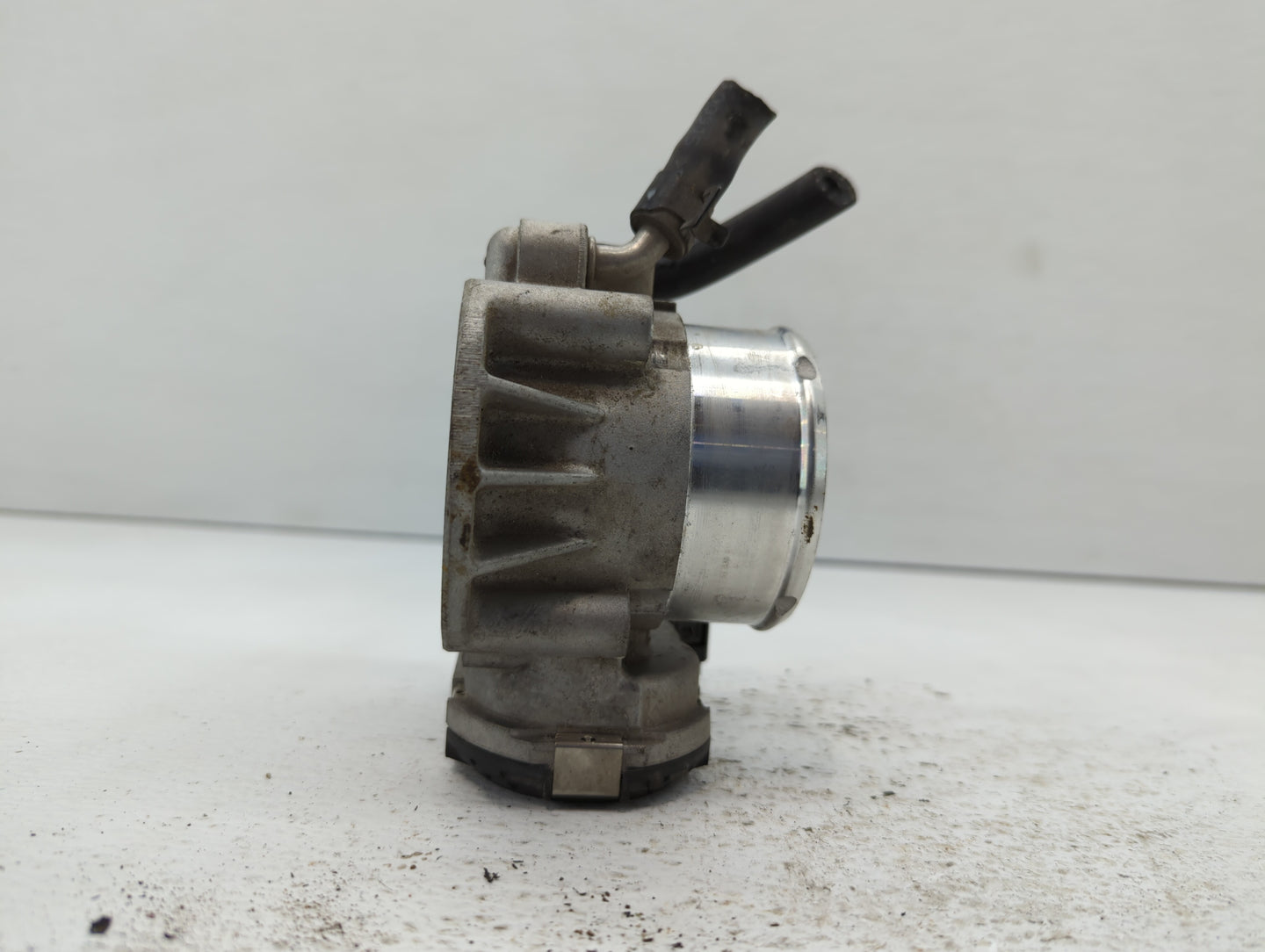 2011-2014 Hyundai Sonata Throttle Body P/N:35100-2G700 Fits Fits 2011 2012 2013 2014 2015 2016 OEM Used Auto Parts - Oemused
