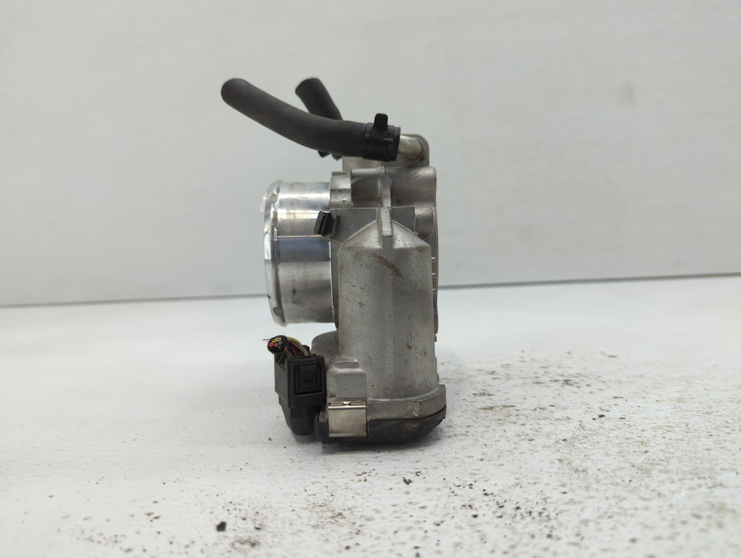 2011-2014 Hyundai Sonata Throttle Body P/N:35100-2G700 Fits Fits 2011 2012 2013 2014 2015 2016 OEM Used Auto Parts - Oemused