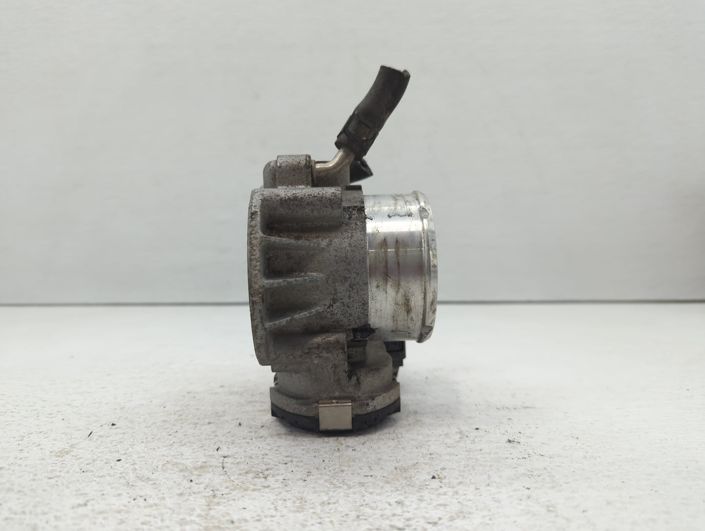 2011-2014 Hyundai Sonata Throttle Body P/N:35100-2G700 Fits Fits 2011 2012 2013 2014 2015 2016 OEM Used Auto Parts - Oemused