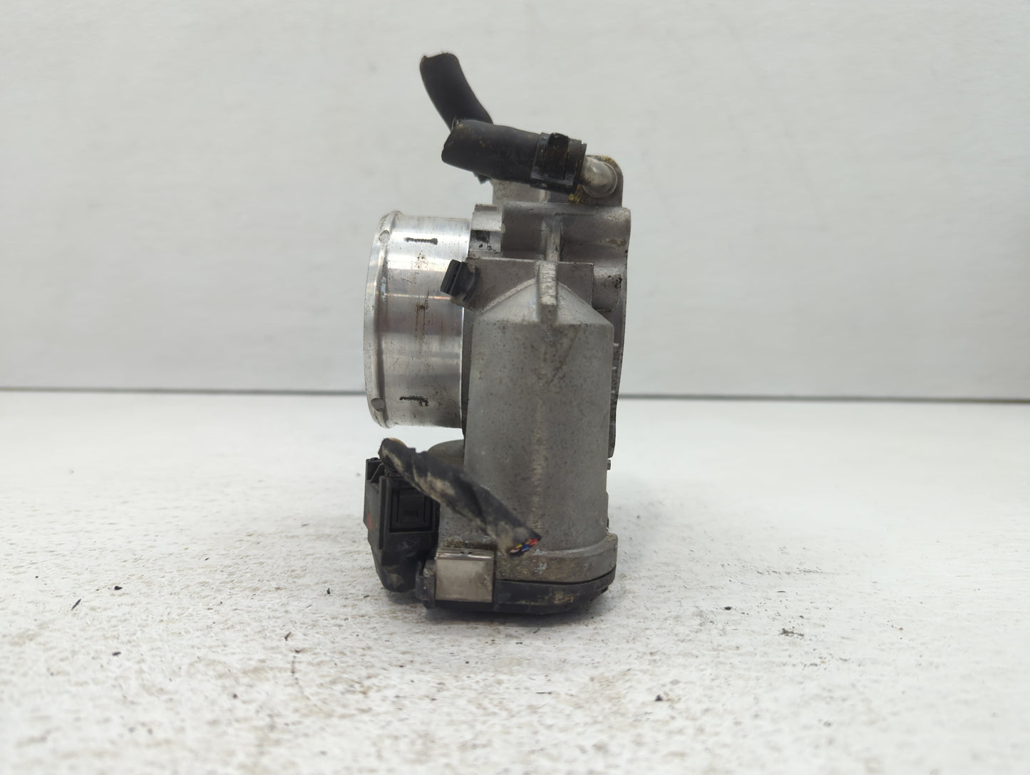 2011-2014 Hyundai Sonata Throttle Body P/N:35100-2G700 Fits Fits 2011 2012 2013 2014 2015 2016 OEM Used Auto Parts - Oemused