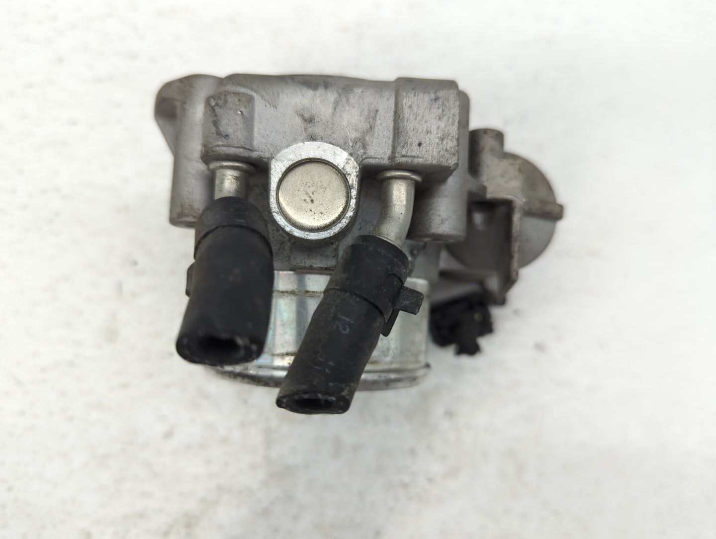2011-2014 Hyundai Sonata Throttle Body P/N:35100-2G710 Fits Fits 2011 2012 2013 2014 2015 2016 OEM Used Auto Parts - Oemused