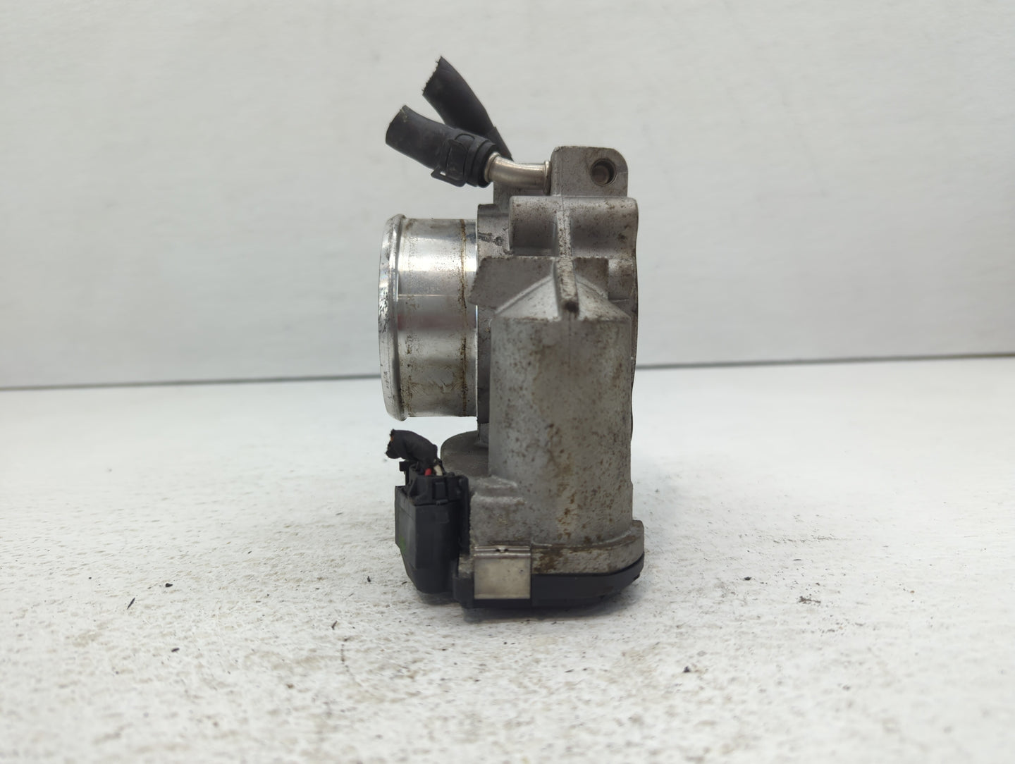 2011-2014 Hyundai Sonata Throttle Body P/N:35100-2G710 Fits Fits 2011 2012 2013 2014 2015 2016 OEM Used Auto Parts - Oemused