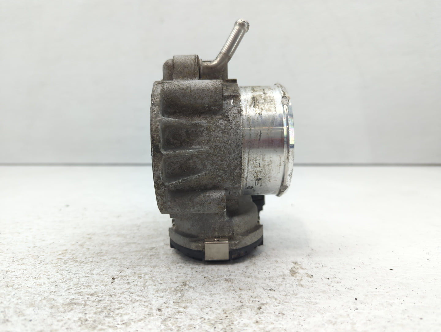 2011-2014 Hyundai Sonata Throttle Body P/N:35100-2G700 Fits Fits 2011 2012 2013 2014 2015 2016 OEM Used Auto Parts - Oemused