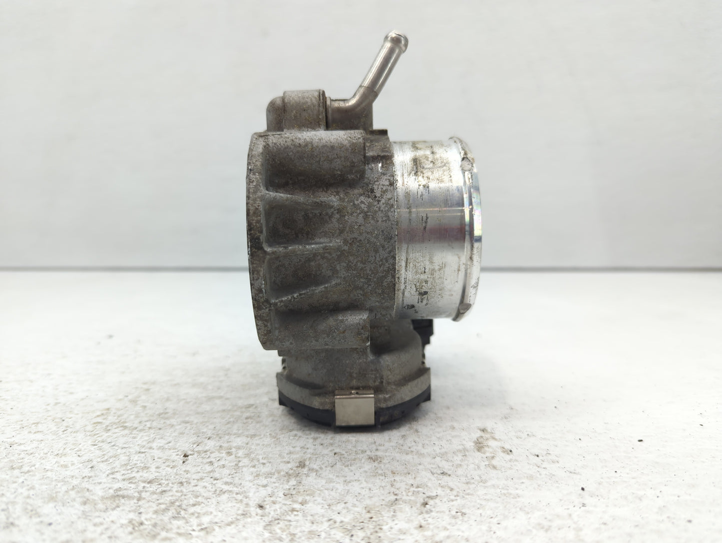 2011-2014 Hyundai Sonata Throttle Body P/N:35100-2G700 Fits Fits 2011 2012 2013 2014 2015 2016 OEM Used Auto Parts - Oemused