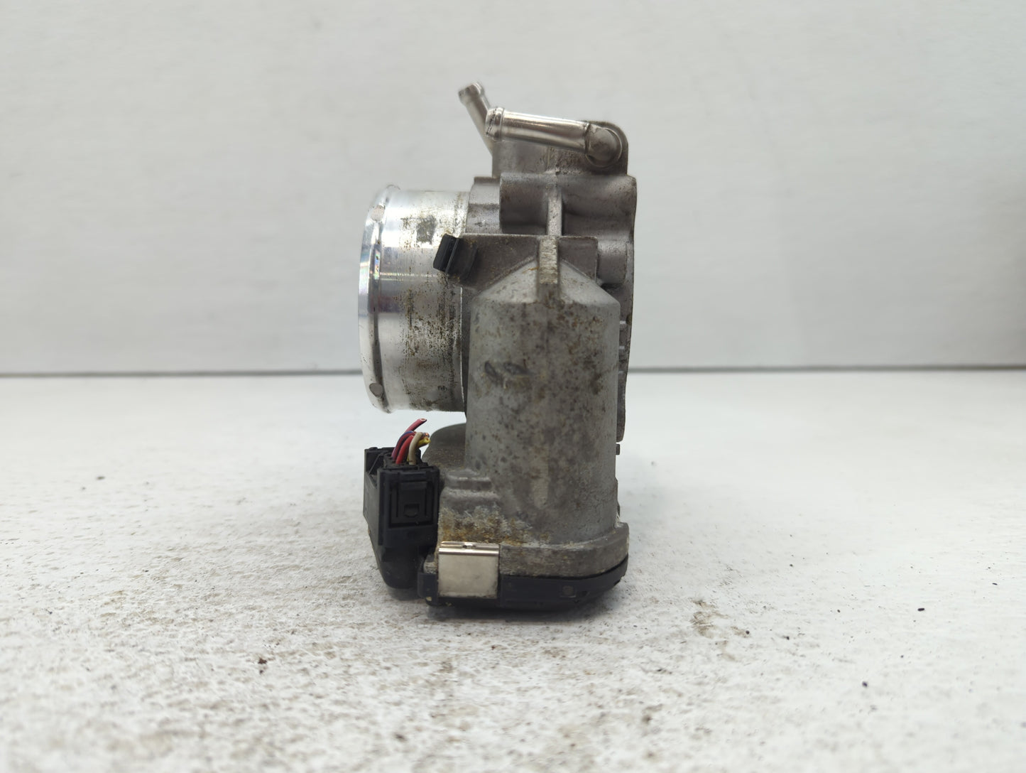 2011-2014 Hyundai Sonata Throttle Body P/N:35100-2G700 Fits Fits 2011 2012 2013 2014 2015 2016 OEM Used Auto Parts - Oemused
