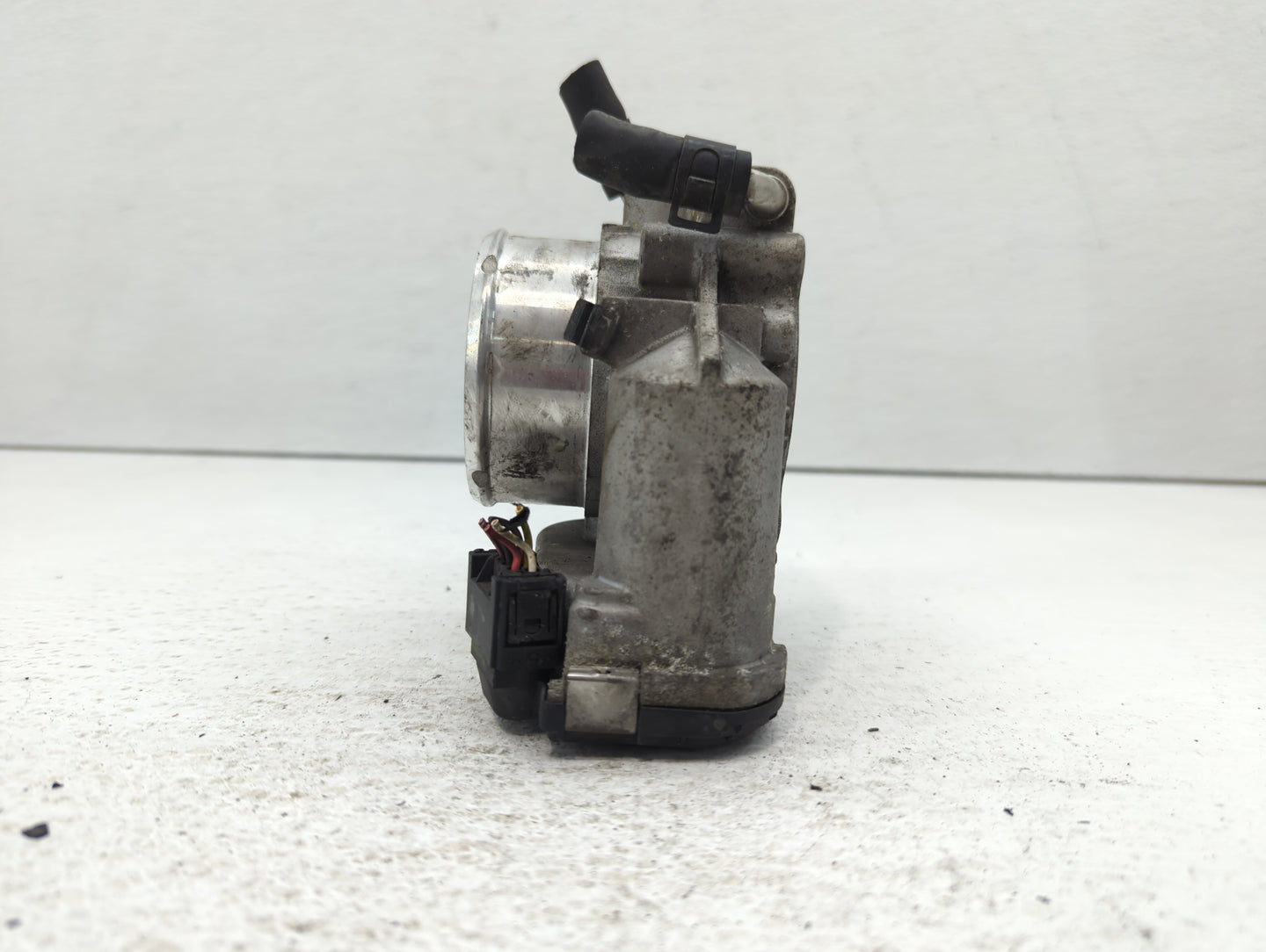2011-2014 Hyundai Sonata Throttle Body P/N:35100-2G700 Fits Fits 2011 2012 2013 2014 2015 2016 OEM Used Auto Parts - Oemused