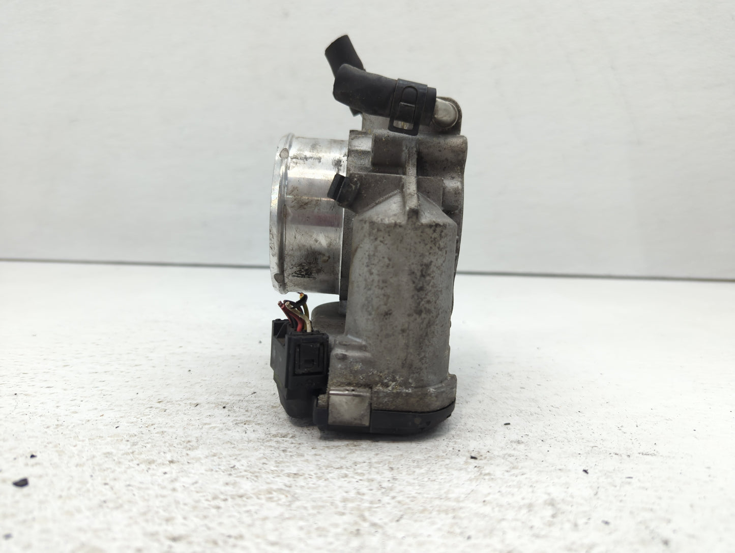 2011-2014 Hyundai Sonata Throttle Body P/N:35100-2G700 Fits Fits 2011 2012 2013 2014 2015 2016 OEM Used Auto Parts - Oemused