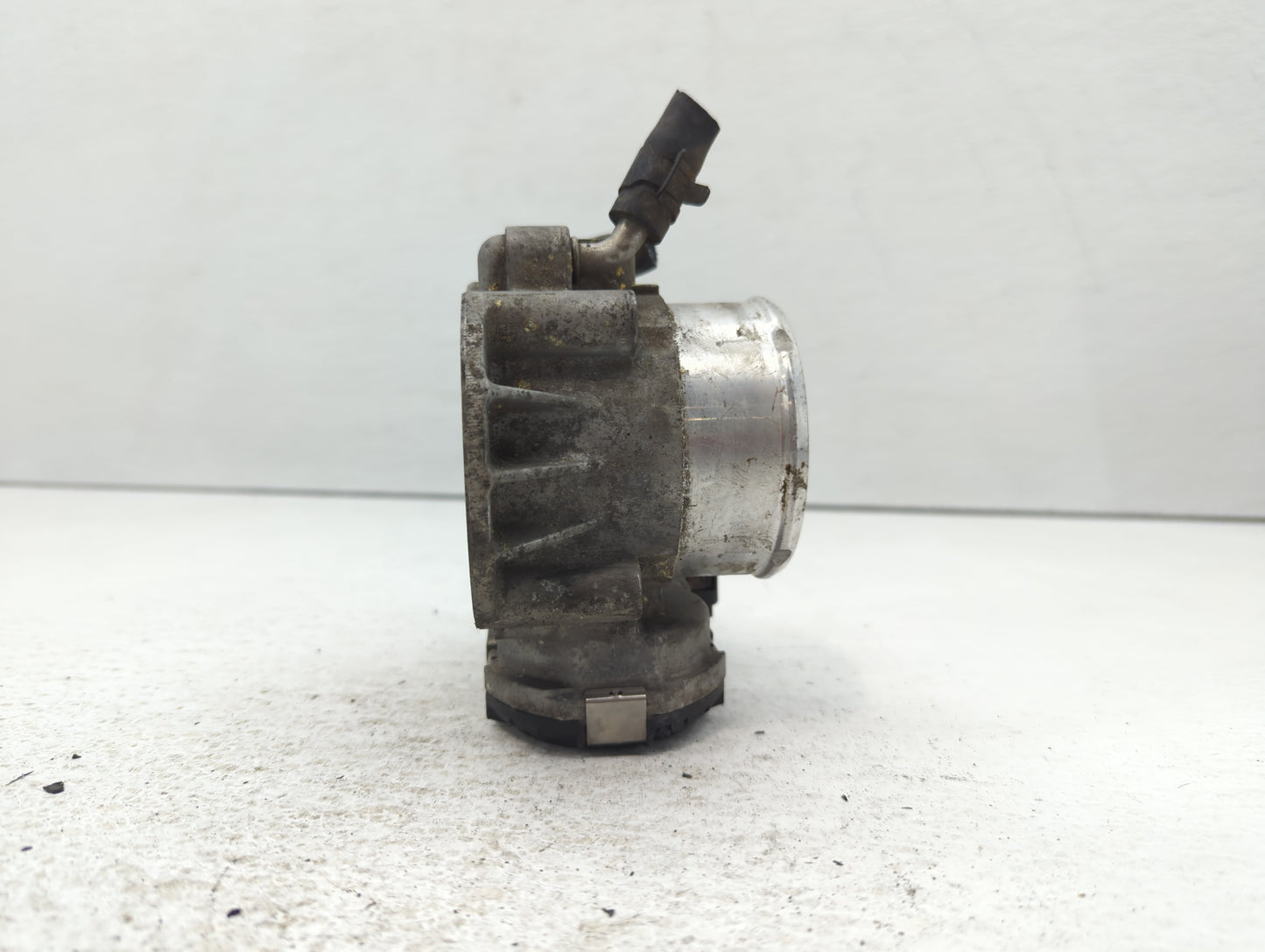 2011-2014 Hyundai Sonata Throttle Body P/N:35100-2G700 Fits Fits 2011 2012 2013 2014 2015 2016 OEM Used Auto Parts - Oemused