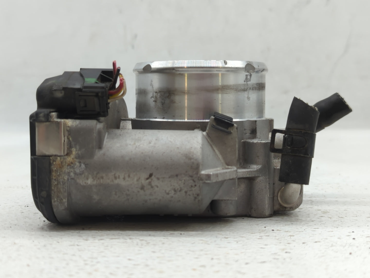 2011-2014 Hyundai Sonata Throttle Body P/N:35100-2G700 Fits Fits 2011 2012 2013 2014 2015 2016 OEM Used Auto Parts - Oemused
