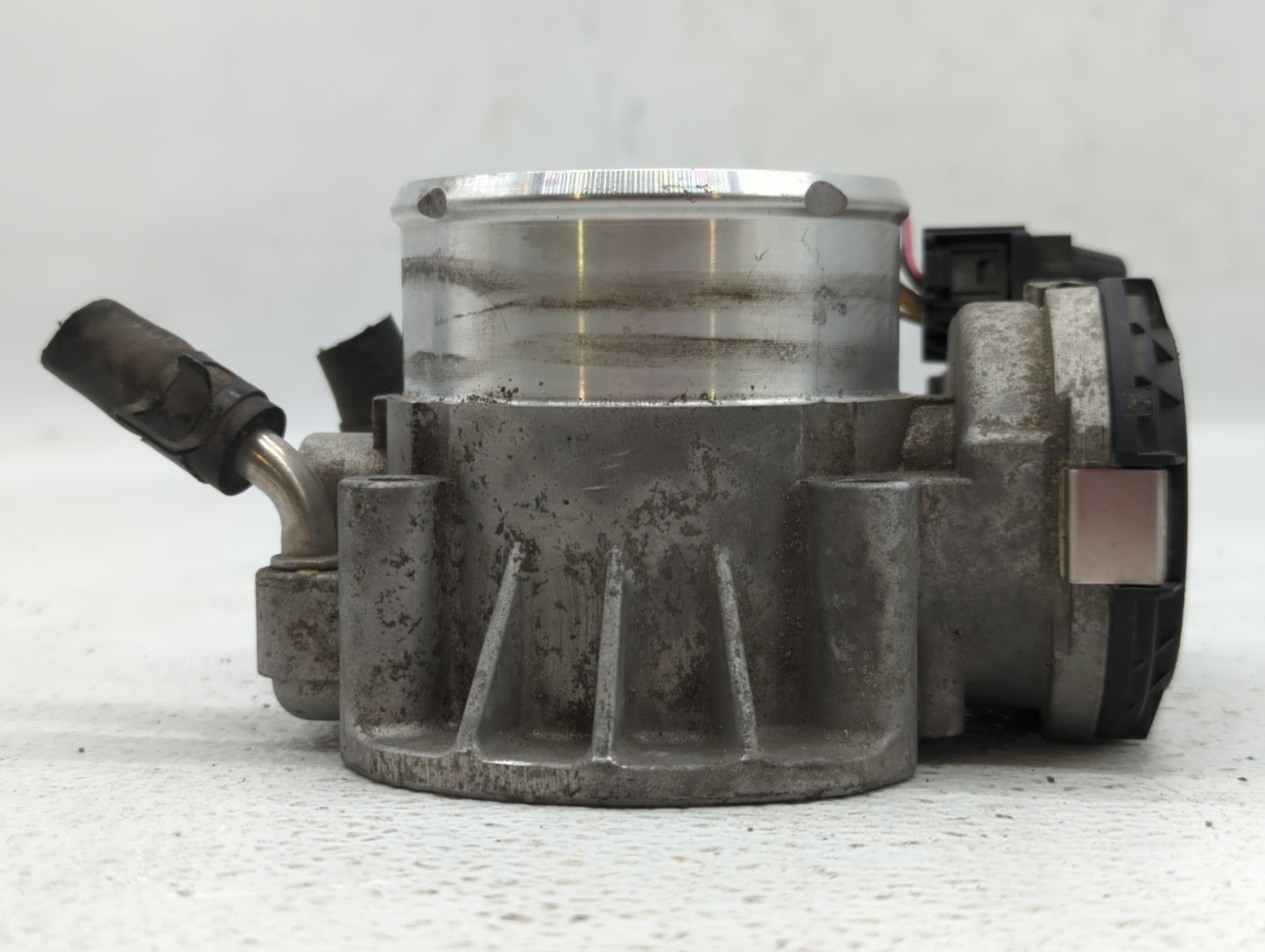 2011-2014 Hyundai Sonata Throttle Body P/N:35100-2G700 Fits Fits 2011 2012 2013 2014 2015 2016 OEM Used Auto Parts - Oemused