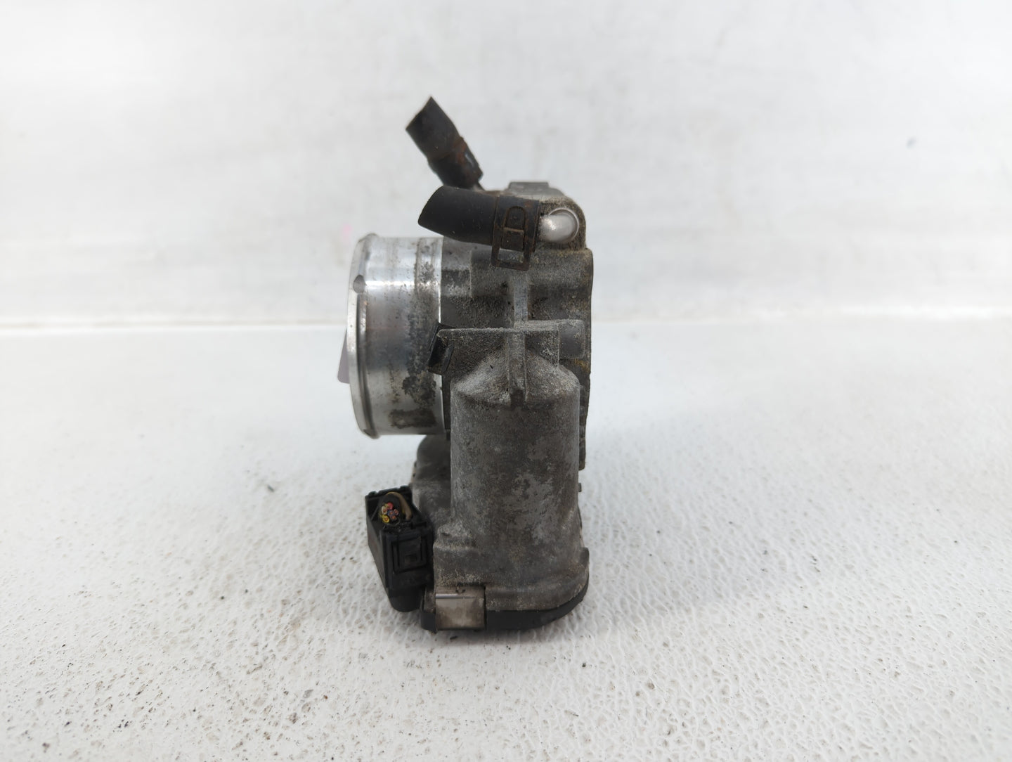2011-2014 Hyundai Sonata Throttle Body P/N:35100-2G700 Fits Fits 2011 2012 2013 2014 2015 2016 OEM Used Auto Parts - Oemused