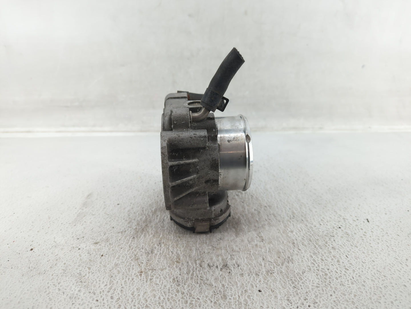 2011-2014 Hyundai Sonata Throttle Body P/N:35100-2G700 Fits Fits 2011 2012 2013 2014 2015 2016 OEM Used Auto Parts - Oemused