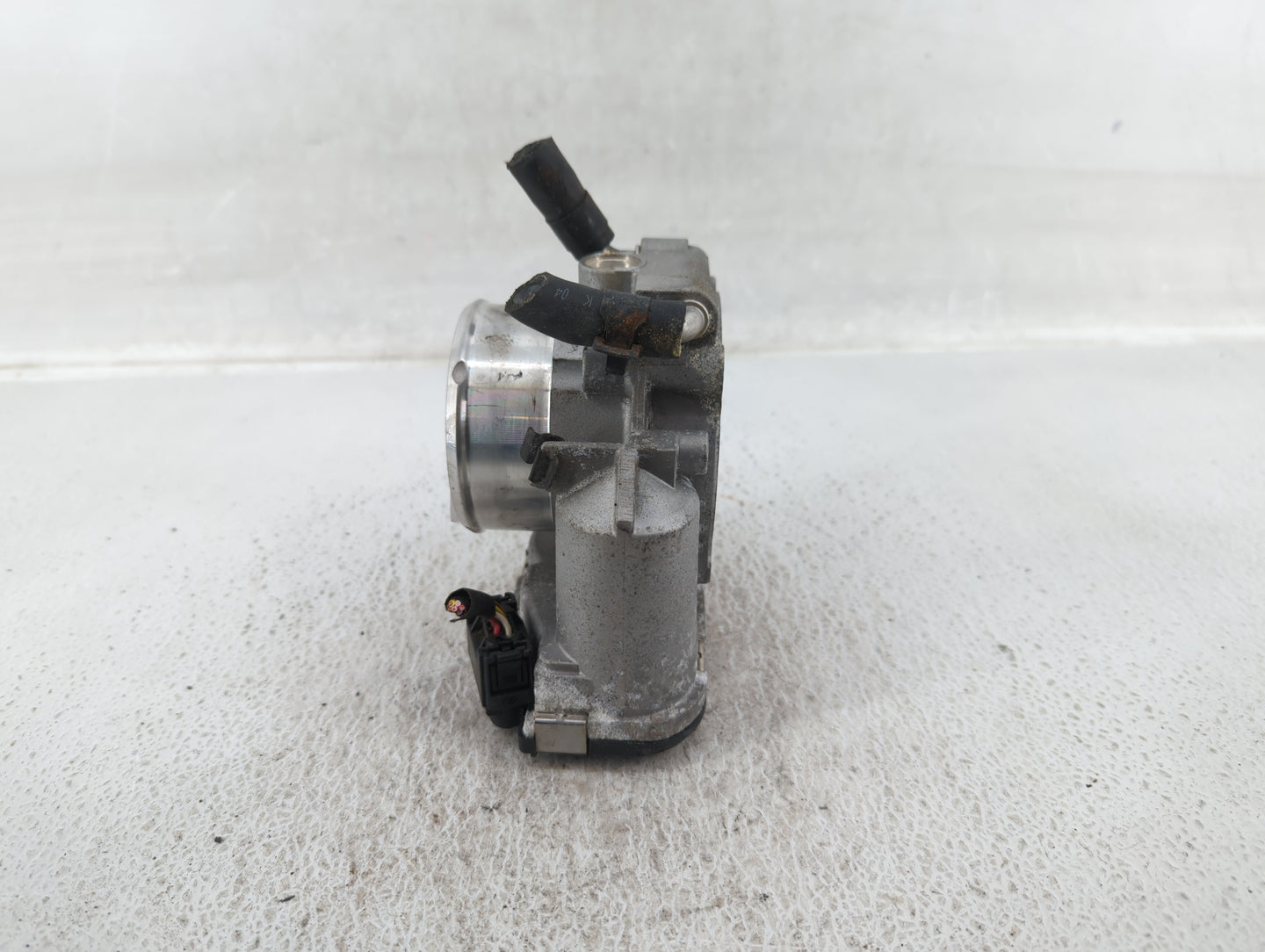 2011-2014 Hyundai Sonata Throttle Body P/N:35100-2G700 Fits Fits 2011 2012 2013 2014 2015 2016 OEM Used Auto Parts - Oemused