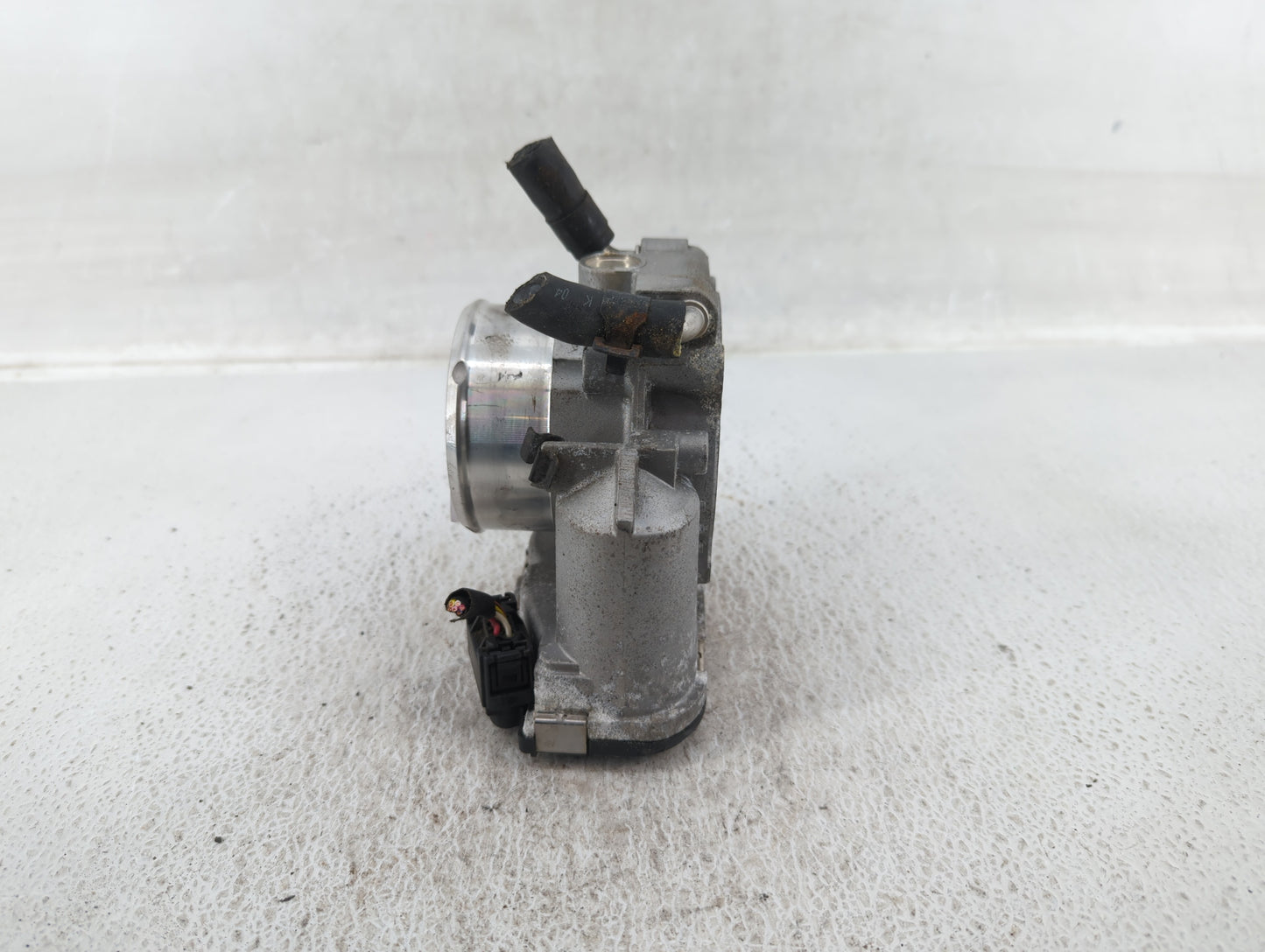 2011-2014 Hyundai Sonata Throttle Body P/N:35100-2G700 Fits Fits 2011 2012 2013 2014 2015 2016 OEM Used Auto Parts - Oemused