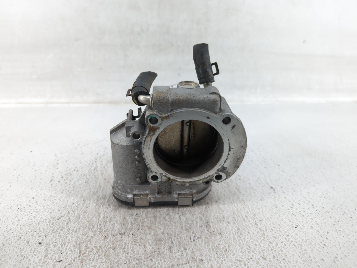 2011-2014 Hyundai Sonata Throttle Body P/N:35100-2G700 Fits Fits 2011 2012 2013 2014 2015 2016 OEM Used Auto Parts - Oemused