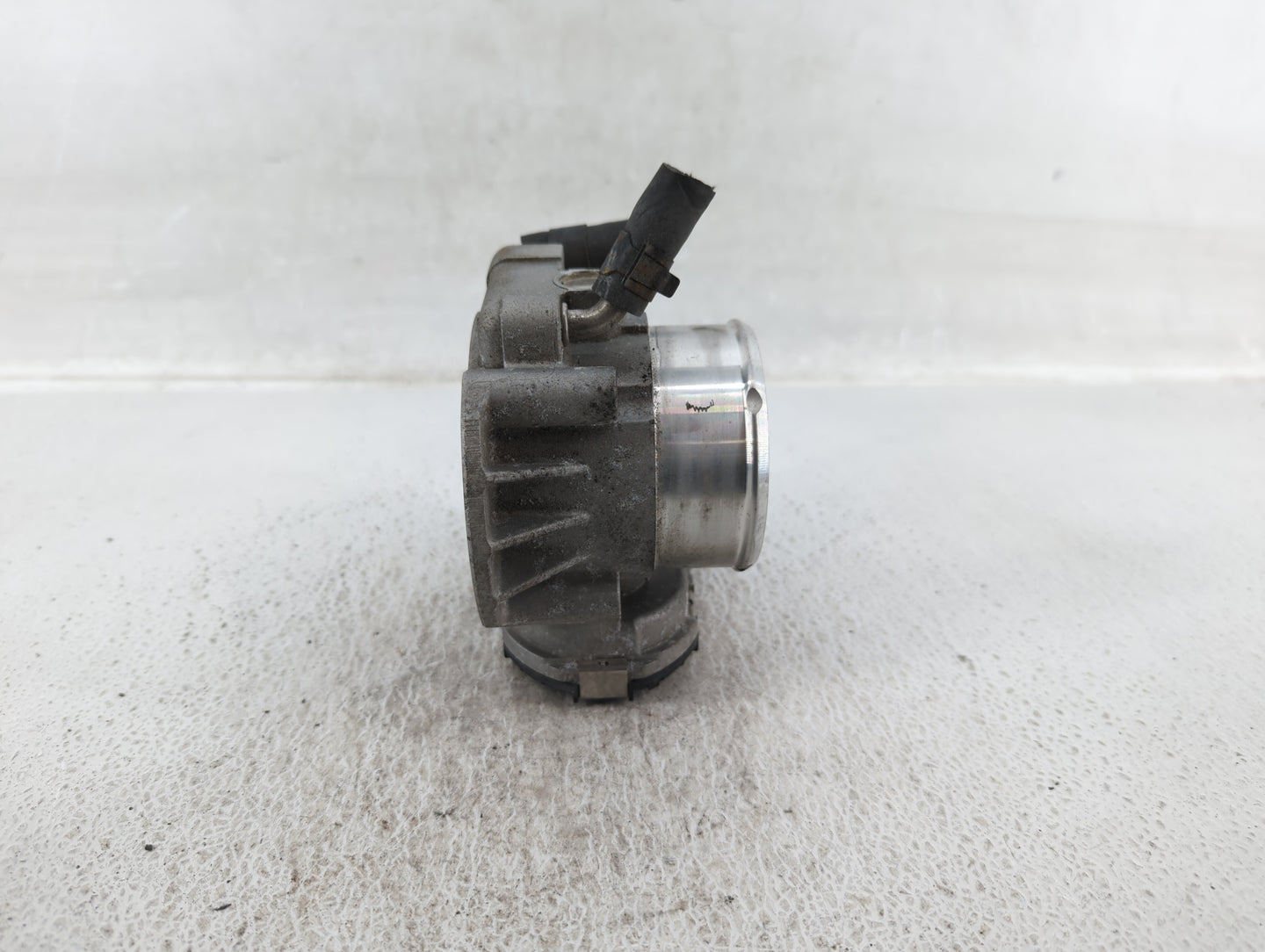 2011-2014 Hyundai Sonata Throttle Body P/N:35100-2G700 Fits Fits 2011 2012 2013 2014 2015 2016 OEM Used Auto Parts - Oemused