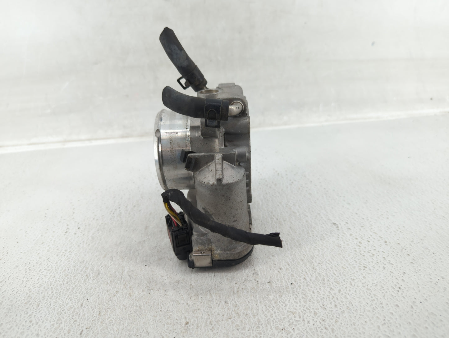 2011-2014 Hyundai Sonata Throttle Body P/N:35100-2G700 Fits Fits 2011 2012 2013 2014 2015 2016 OEM Used Auto Parts - Oemused